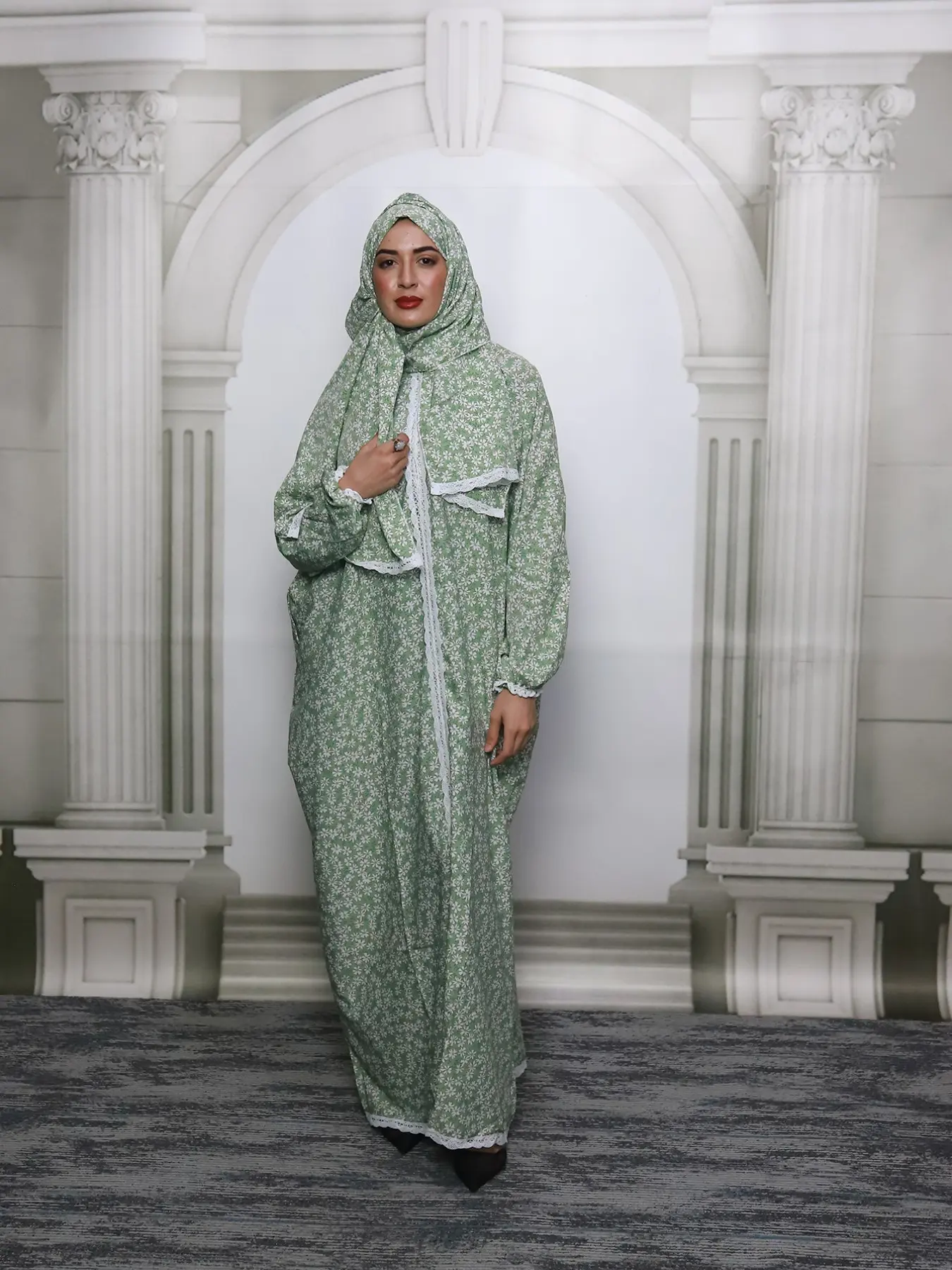Middle Eastern Women's Scarf-Style Prayer Robe, Long Loose Comfortable Printed Dress, Elegant Floral Trim Design, Perfect for Daily Wear, Modest