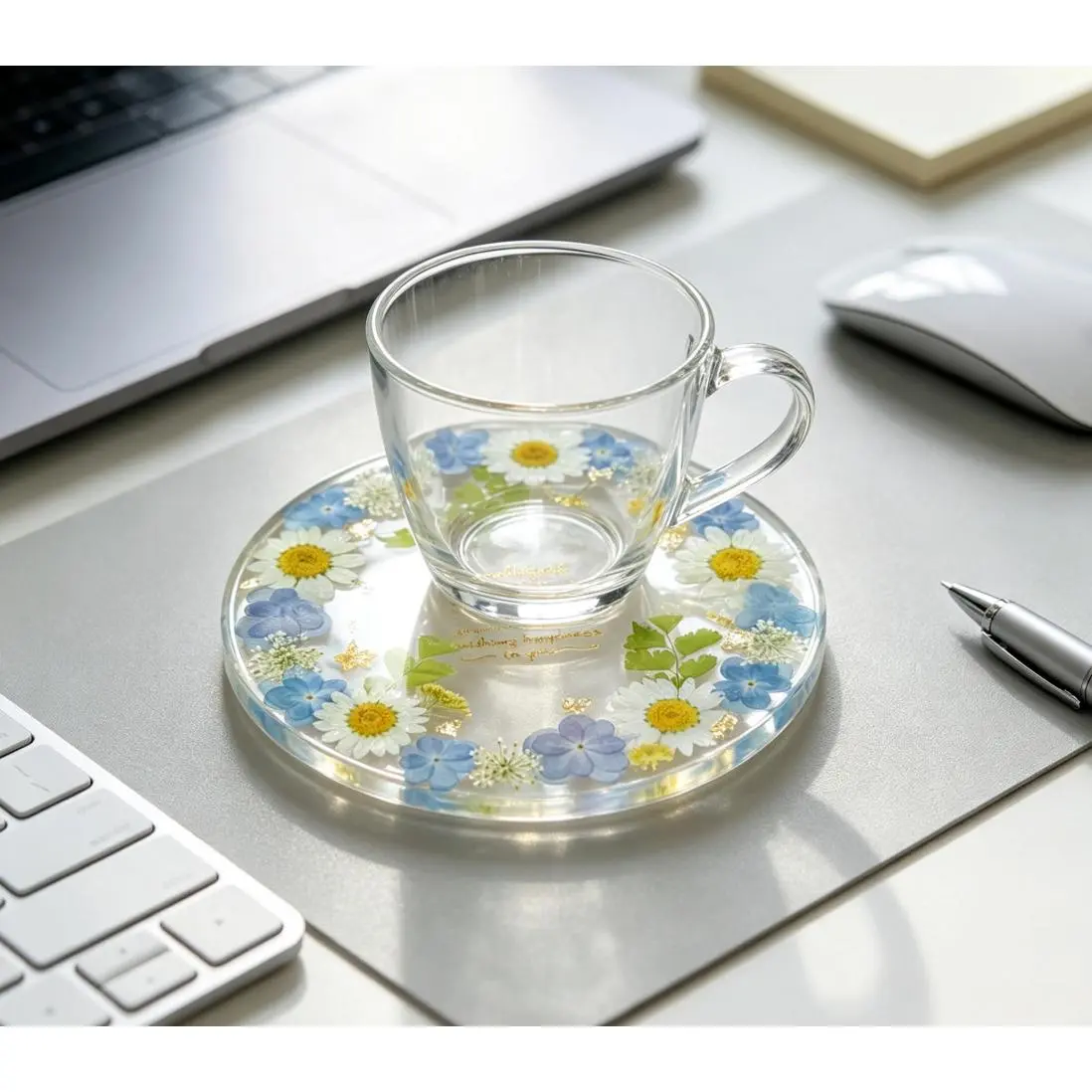 Blue Themed Dried Flower Resin Coasters Inlaid with Gold Foil, Clear Epoxy Heat Insulation Cup Mats, Elegant Home Decor Tea & Coffee Cup Trivets, Gold Foil Floral Resin Drink Coasters for Tabletop & Coffee Bar Decor