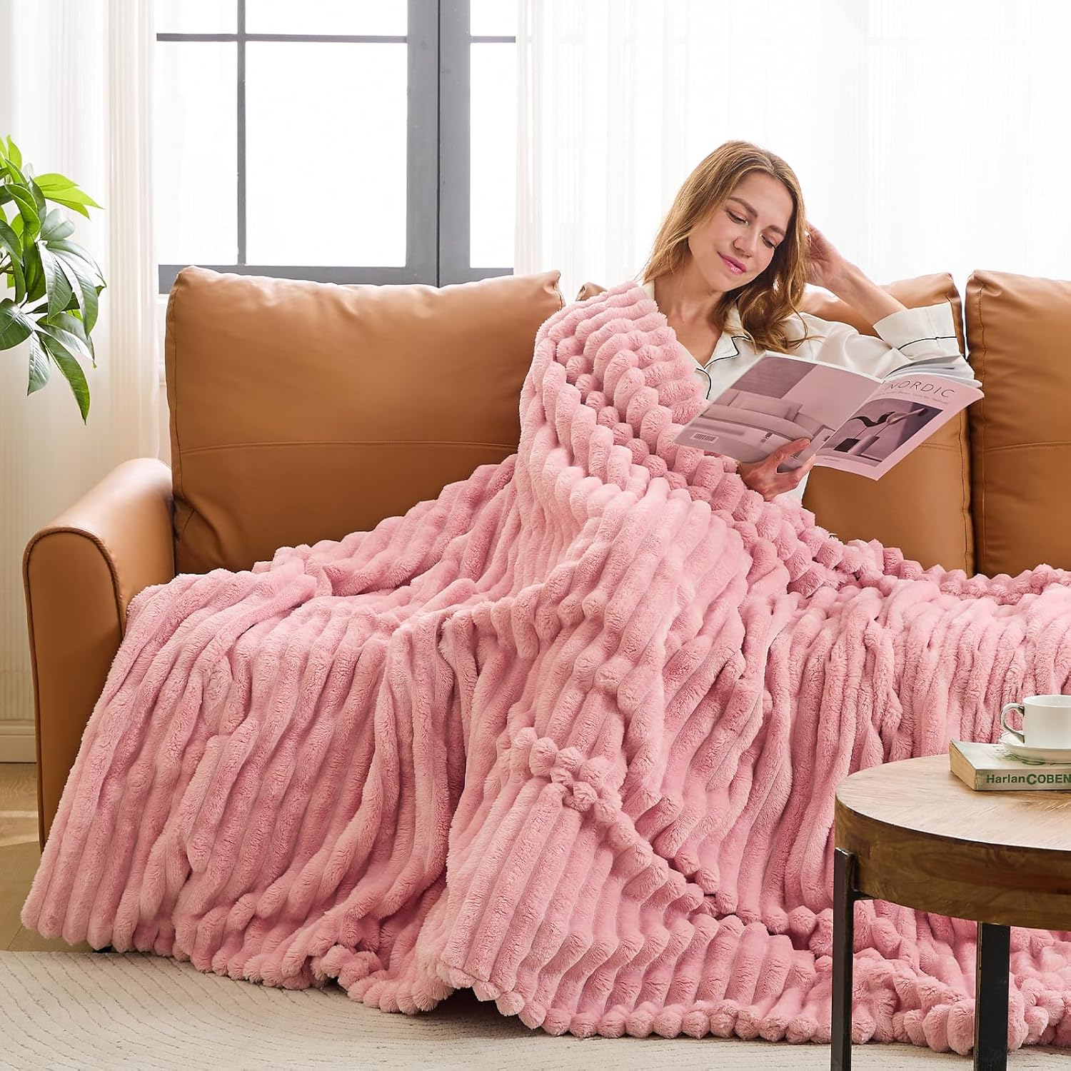 Soft Flannel Sofa Blanket, Comfortable Plush Striped Sofa Bed Cover, Lightweight Decorative Ribbed Rug, Ideal for Men and Women