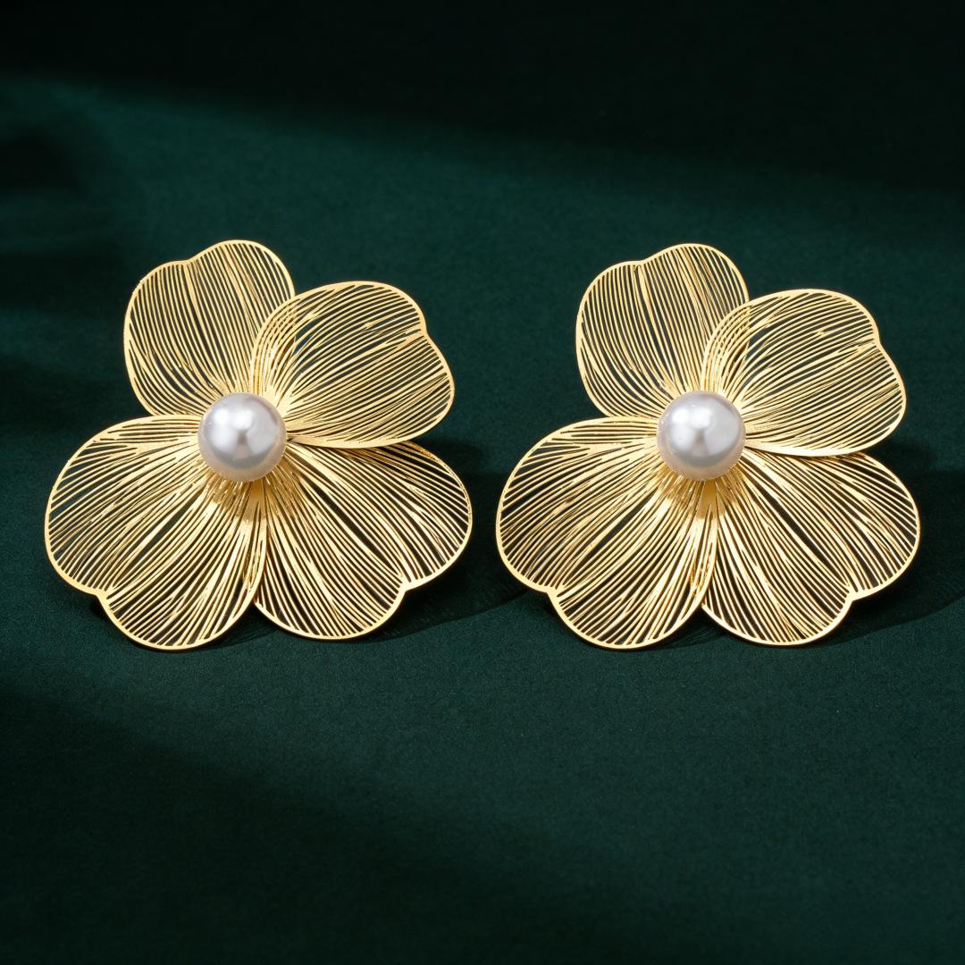 European and American cross-border high-end metal hollow flower pearl earrings, elegant vintage exquisite high-end earrings