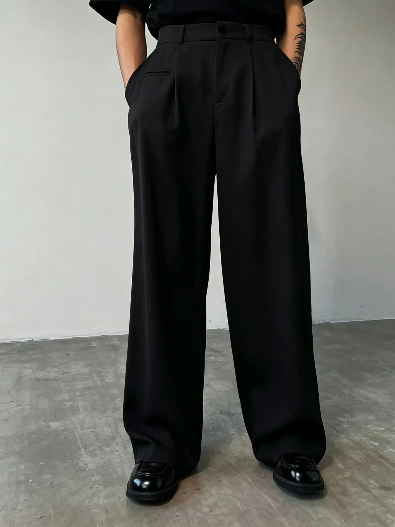 Men's suit trousers featuring a straight-leg cut with pleated waist detailing, suitable for both business and casual styles, Business work clothes, crafted from durable, shape-retaining woven fabric, easy to care for