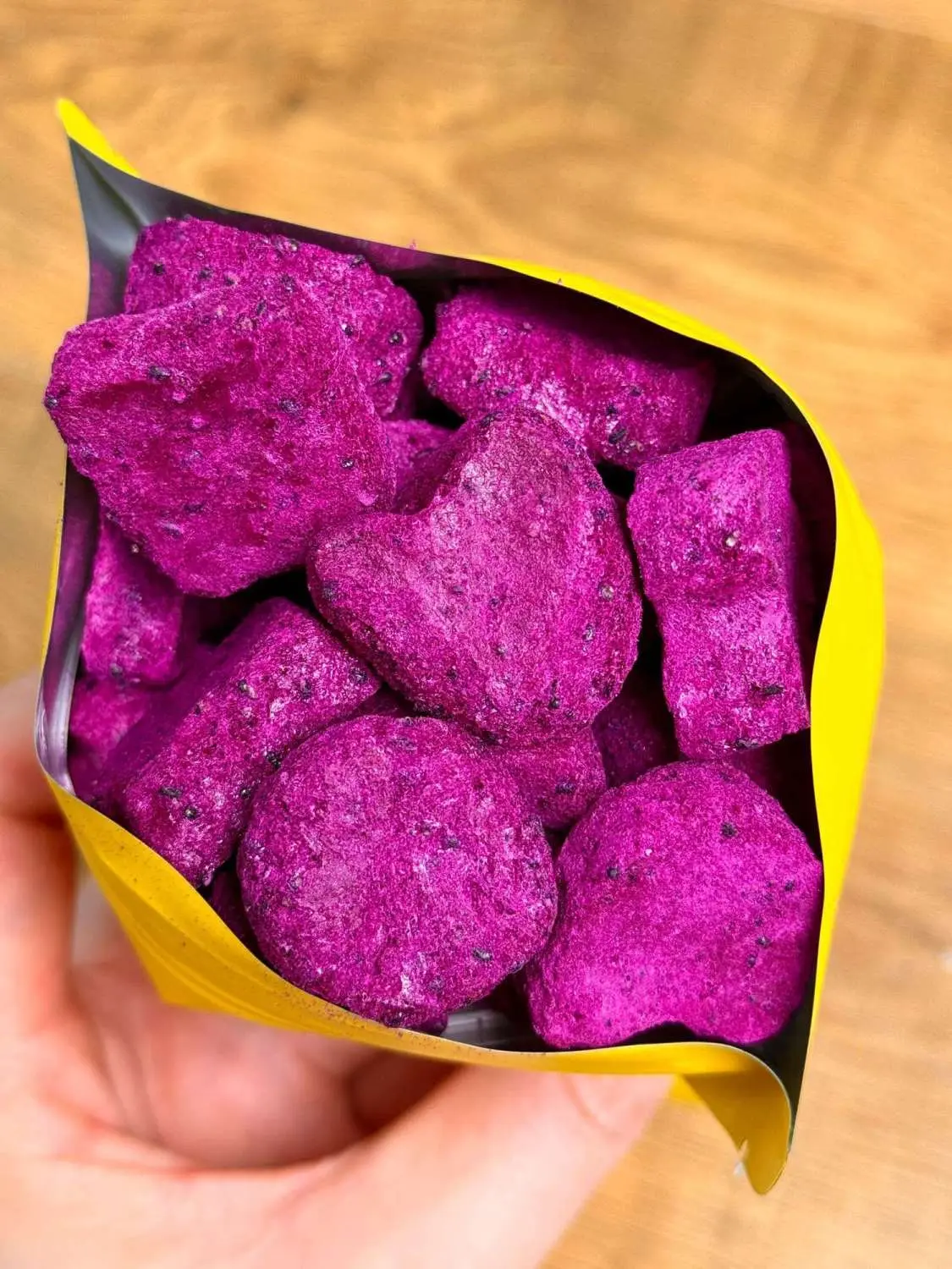 Freeze-Dried Dragon Fruit Chips - Vibrant Purple Snack Treats in a Convenient Yellow Bag，2 Packs, 100g (3.53 oz )
