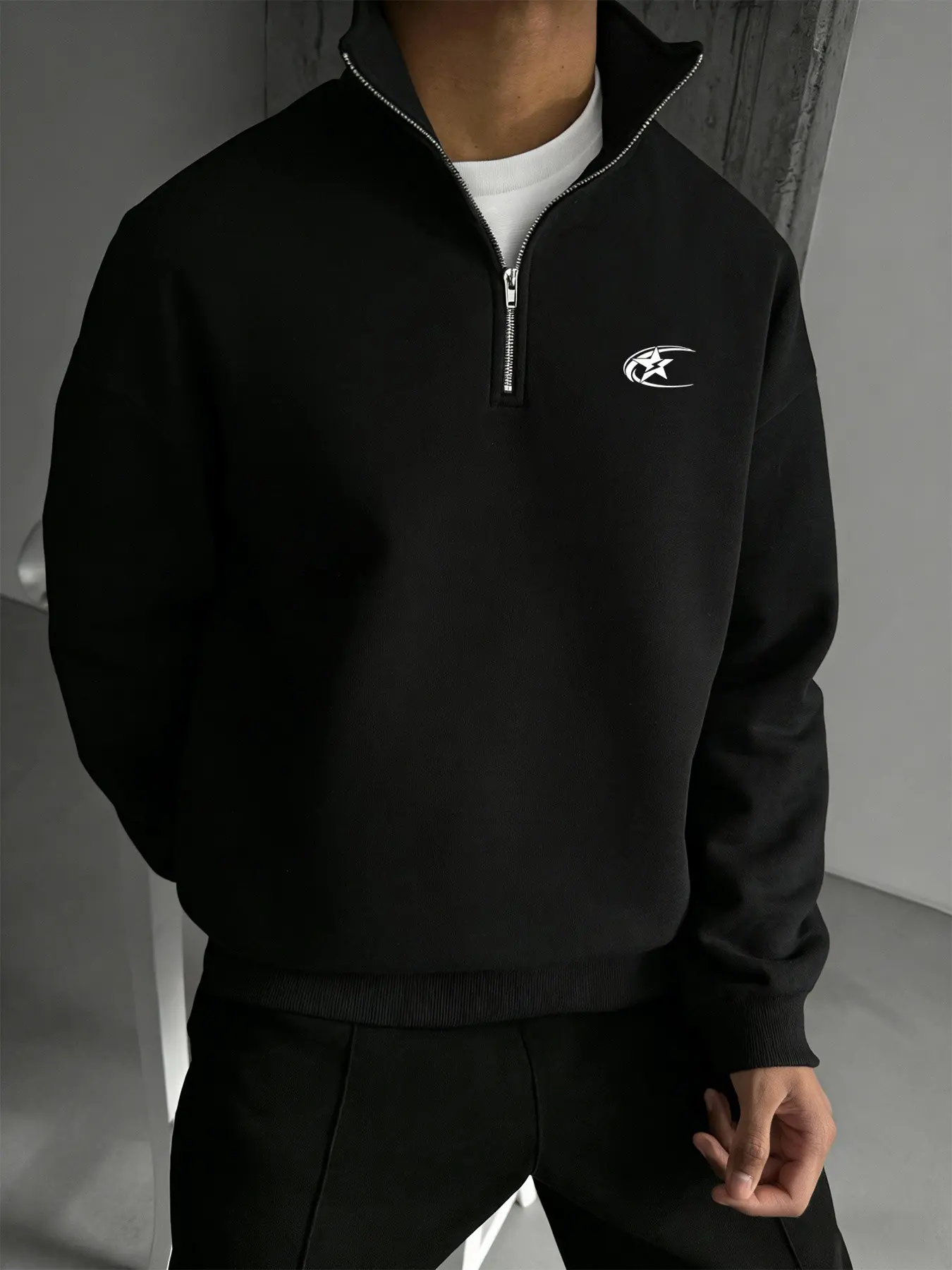 Men's Loose-Fit Half-Zip Stand Collar Sweatshirt with Minimalist Star Print Logo, Crafted from Soft Plush Fabric, Equipped with Adjustable Zipper and Ribbed Cuffs. This Versatile Pullover Suitable for Layering All Year Round Fits Multiple Scenarios Includ