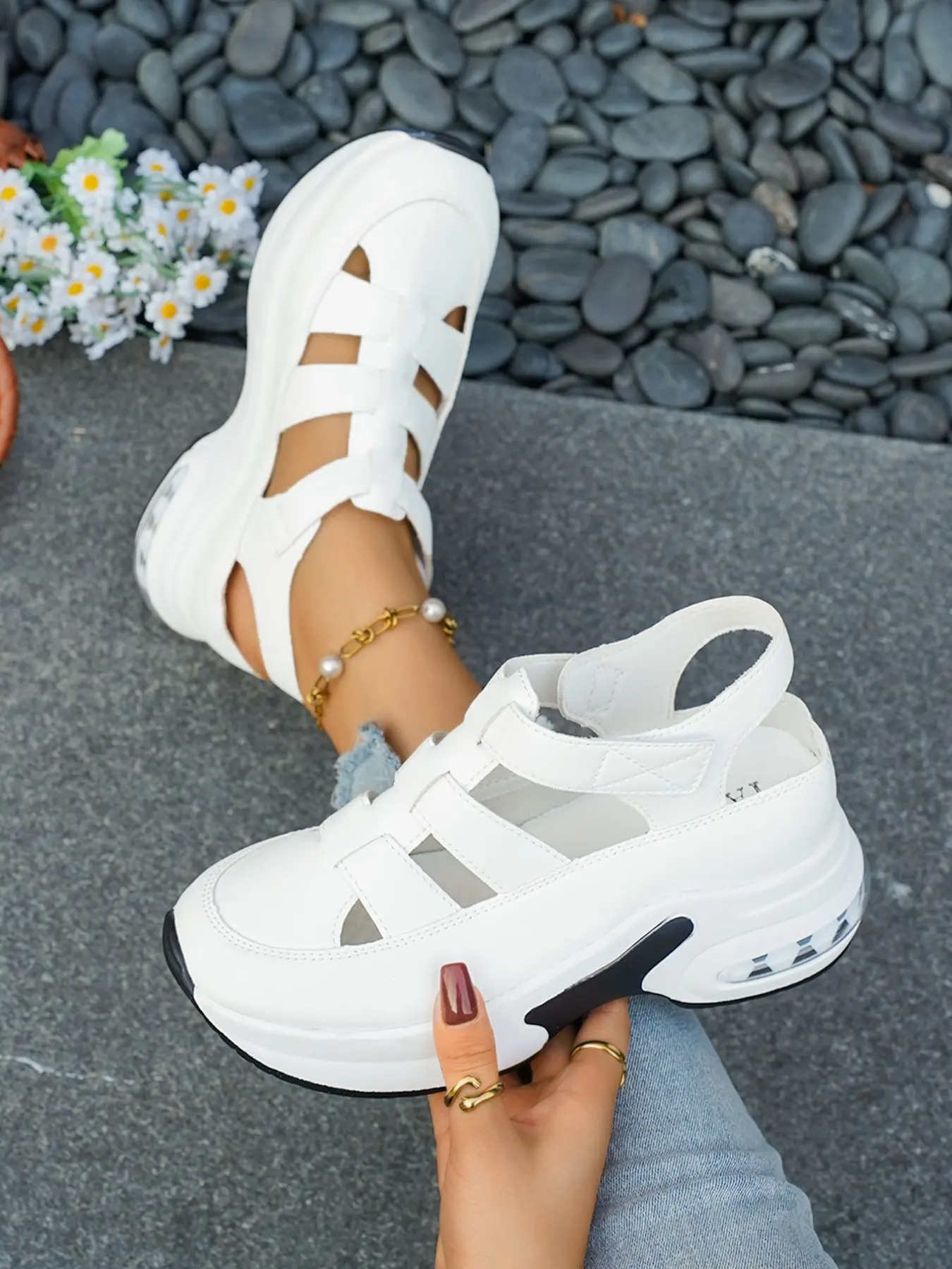 Ladies' wedge heel thick soled casual sandals, cross strap design, metal buckle with rhinestone decoration, casual vacation, travel and daily wear beach shoes, lightweight and comfortable footwear