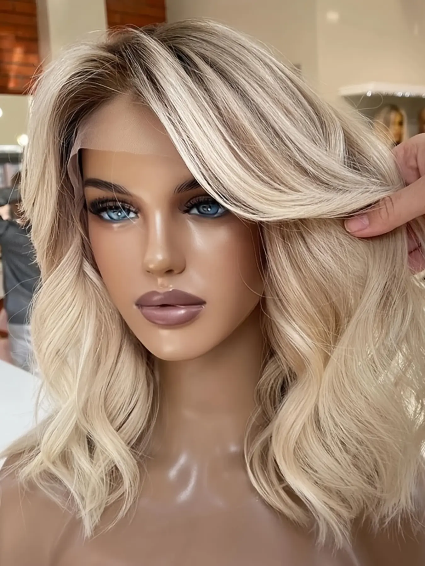 14-Inch Short Bob 13x4 Front Lace Wig, 100% Human Hair, Ombre Highlight Blonde Soft Shiny Body Wavy Short Hair, 150 Density, Pre-Blended Baby Hair, Natural Look, Women's Daily Wear