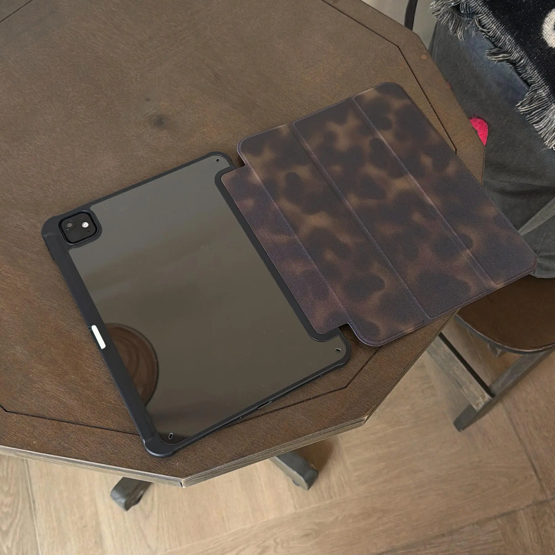 Amber-style marbled protective case featuring an adjustable stand and stylus holder; a foldable, non-slip TPU cover compatible with various iPad models, including iPad mini, iPad Air, iPad Pro, and the 10th/11th generation iPad series.