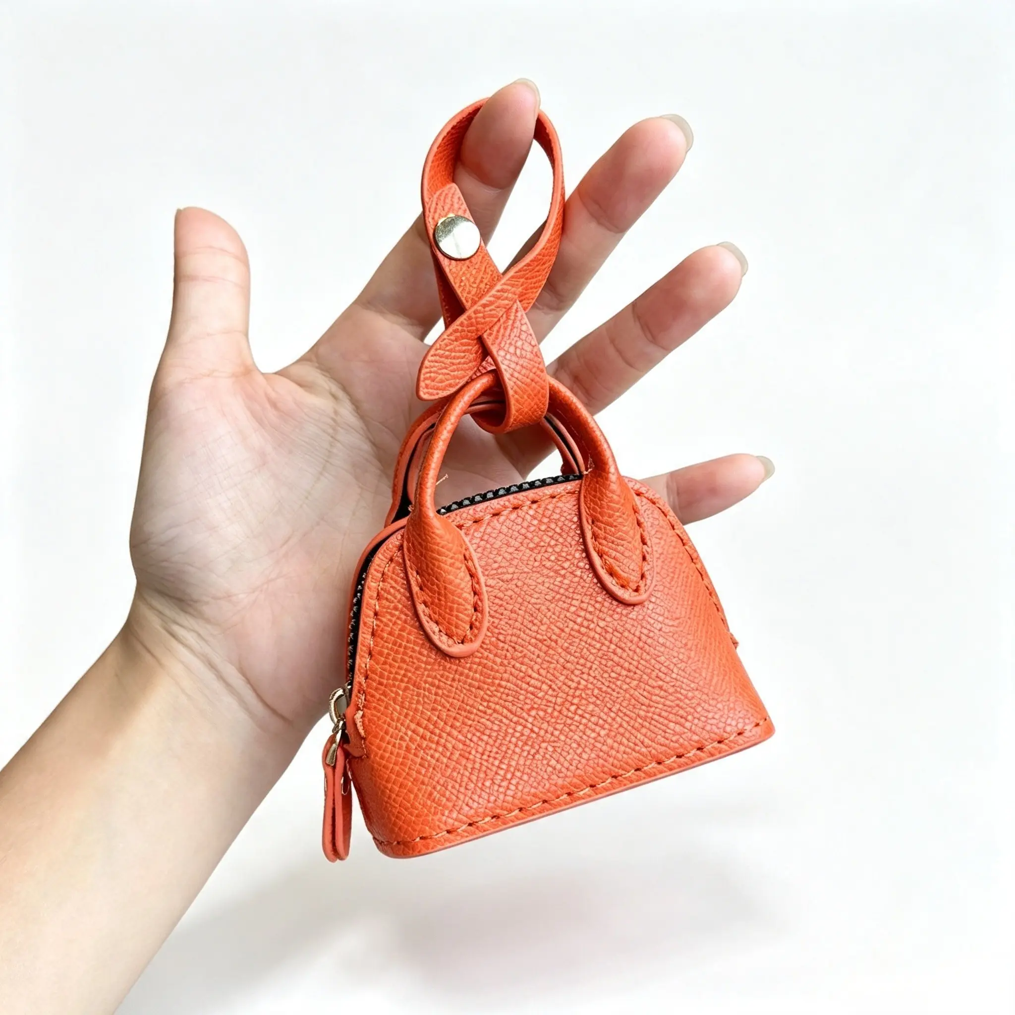 Women's Mini Seashell Pouch, Dual-purpose Earbud Storage & Coin Purse. Classic curved seashell shape, lightweight and minimalist, attachable as a handbag charm, ideal for commuting, shopping, dates and daily occasions