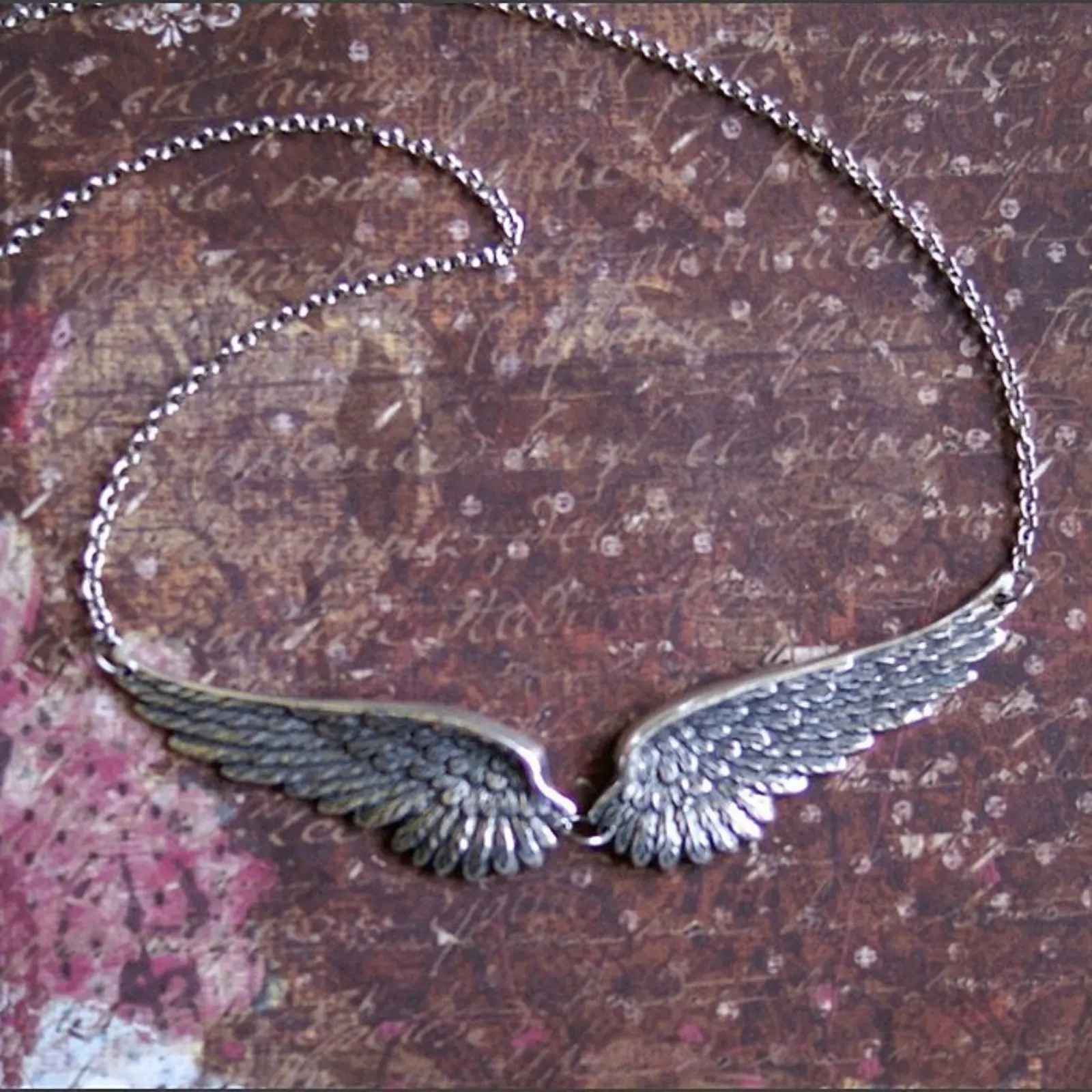 Vintage Double Angel Wing Pendant Necklace, Antique Silver Two Wings Choker Chain, Retro Embossed Feather Wing Neck Jewelry, Unisex Gothic Accessory for Streetwear Party Daily Casual Outfit