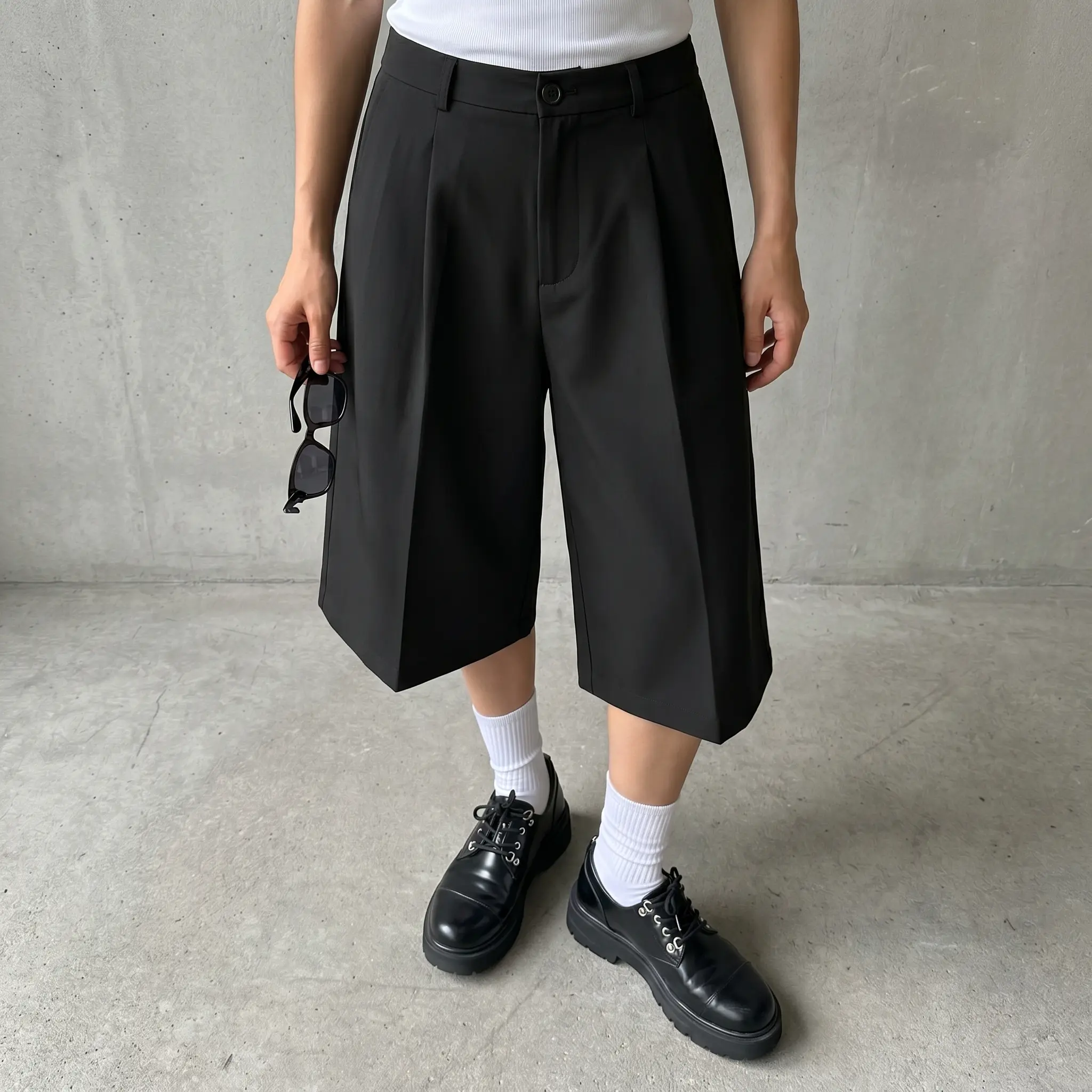 Men's classic pleated casual pants, with elastic pleats design, loose fit, anti-wrinkle technology fabric, sewing line details treatment, button closure. Suitable for summer business and casual wear. Casual men's shorts.