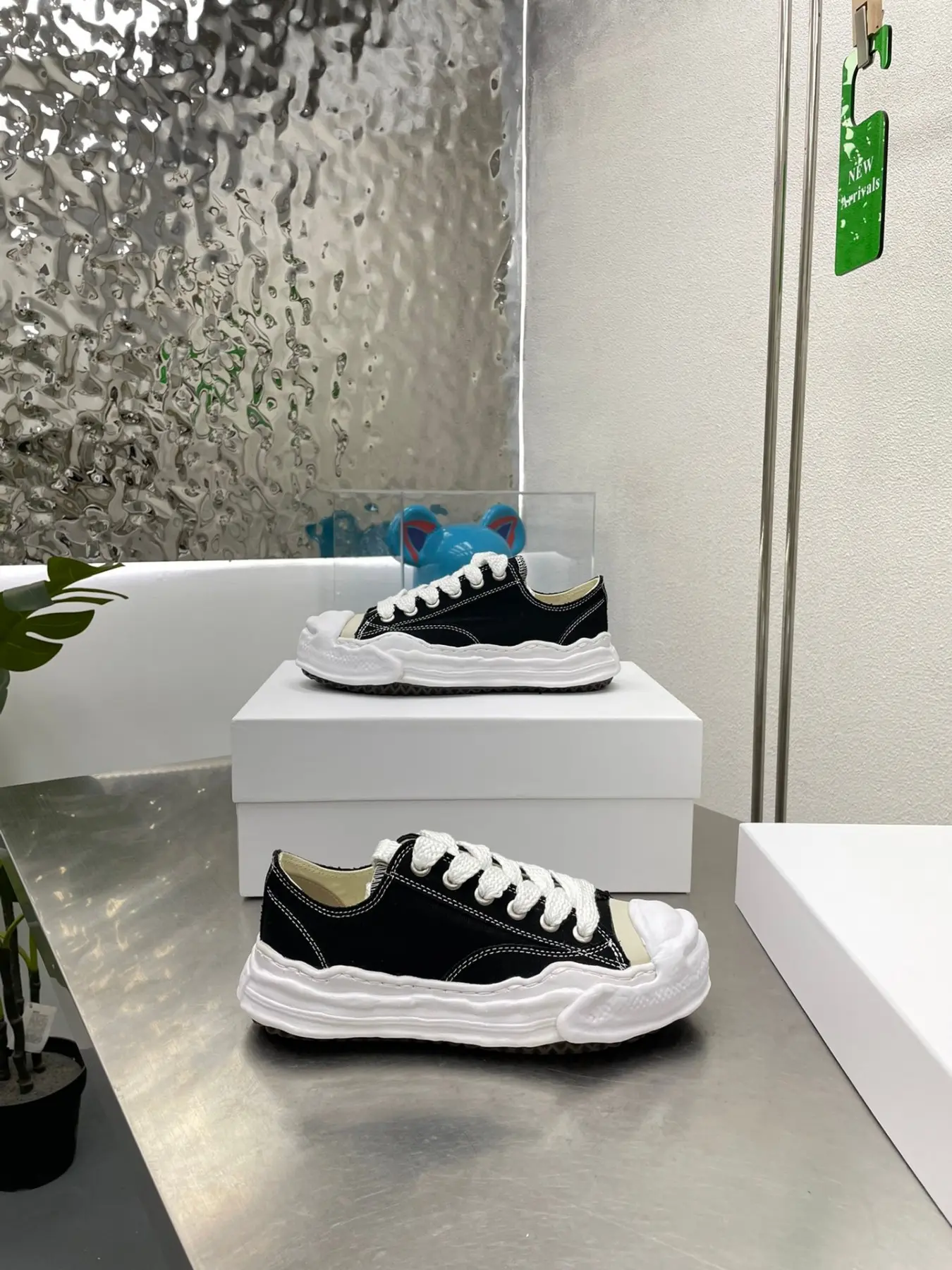 2026 New MMY classic anti-slip wear-resistant lightweight low-top board shoes for male and female campus lovers black and white