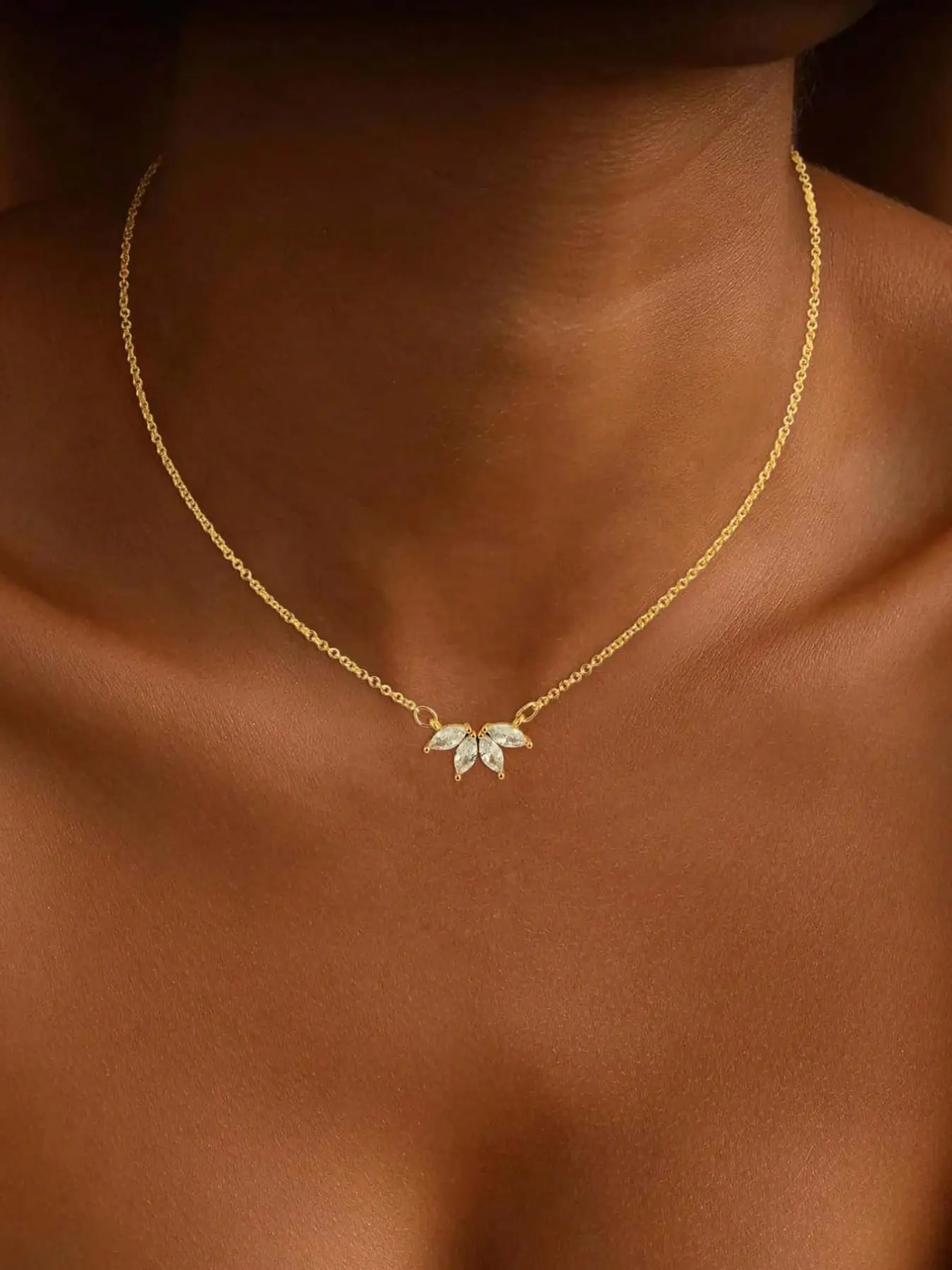1pc Rhinestone Leaf Pendant Necklace, Fashionable Simple Diamond Leaf Pendant Chain, Luxury Casual Jewelry for Women, All Seasons Wear