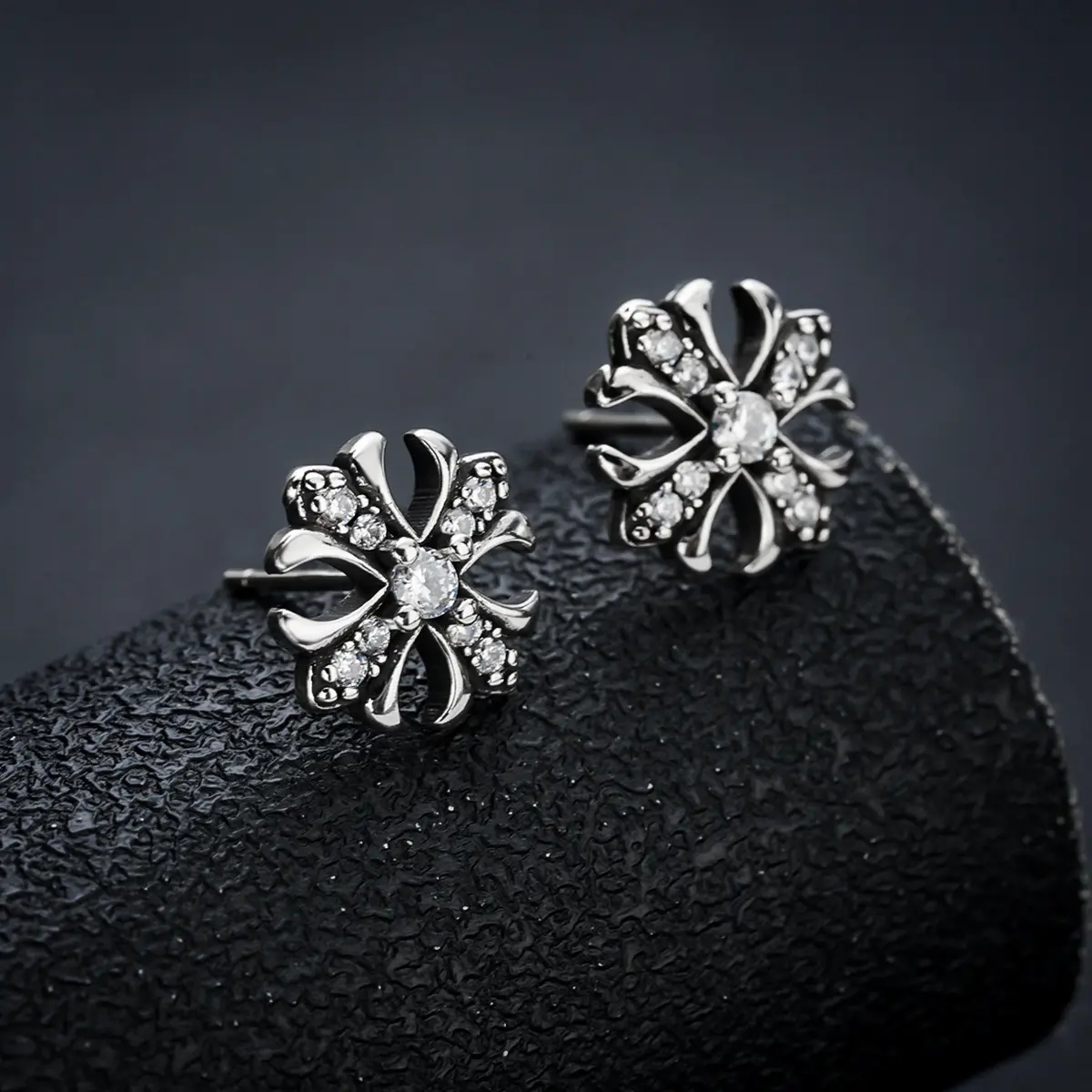 Unisex Crochet Cross-Inlaid Rhinestone Zircon Diamond Earrings, Copper-Base Hip Hop Vintage Light Luxury Fashion Personality Jewelry (1 Pair)