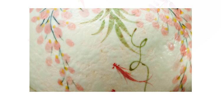 The hand-painted wisteria and carp pattern coffee cup, crafted by artisans, is an attractive and practical ceramic tea cup with a vintage style and vibrant colors