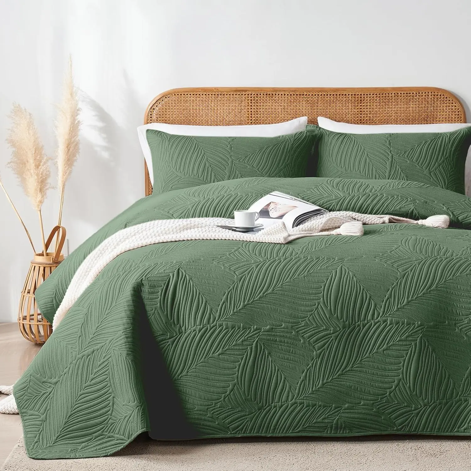 Queen Quilt Bedding Set Soft Lightweight Olive Green Bedspread with Leaf Pattern,Ultrasonic Microfiber Bed Coverlet Full Size for All Season (1 Quilt, 2 Shams)