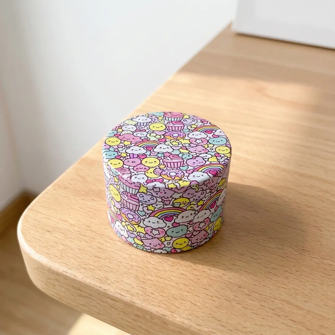 1.97 inch 50mm Cake Pattern Spice Grinder Metal Manual Four Layer Salt Grinder Pepper Mortar Spice Zinc Alloy Seasoning Spice Grinder Kitchen Cooking Accessories Kitchen Tool Gift