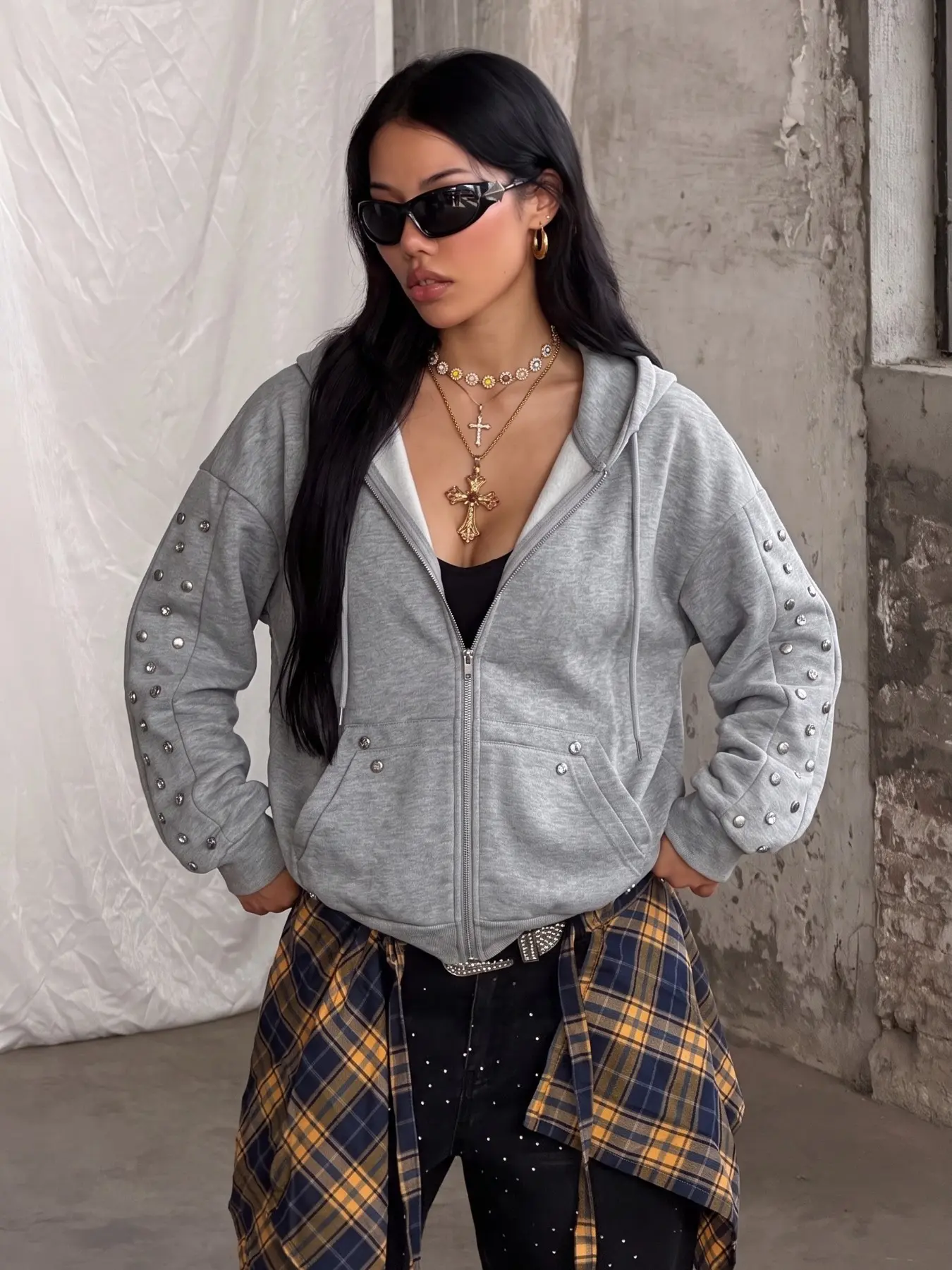 Women Grey Studded Zip Up Hoodie Jacket, Long Sleeve Metal Rivet Oversized Hooded Sweatshirt With Kangaroo Pocket, Loose Drop Shoulder Punk Streetwear Outerwear, Y2K Coquette Aesthetic Gothic Grunge Hoodie, Trendy Daily Dating Hip Hop Vintage Zipper Hoodi