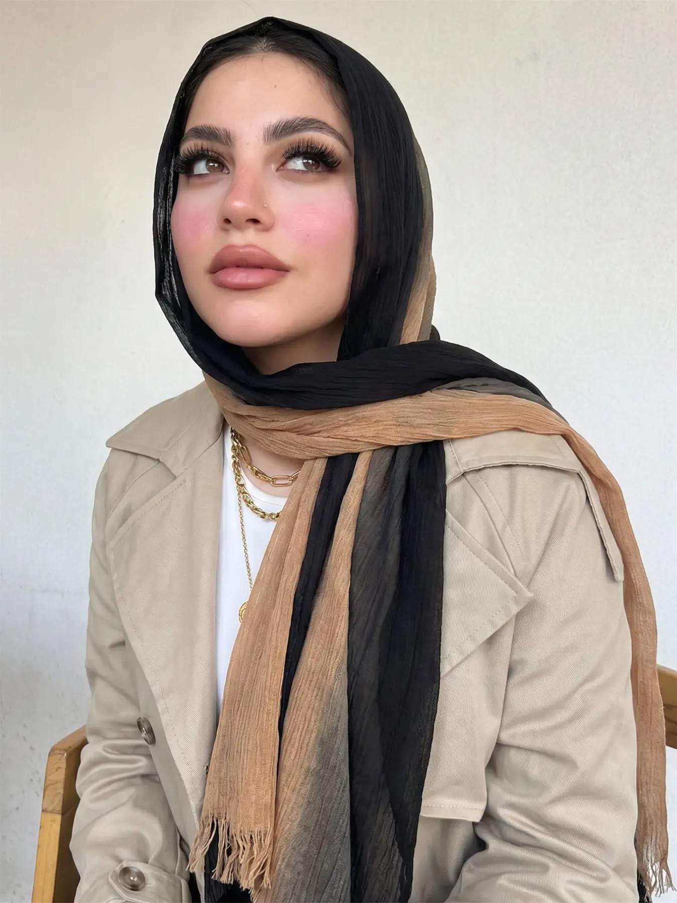 Elegant Gradient Scarf for Women, Lightweight Muslim Hijab, Fashionable Wrinkle Shawl, Versatile Abaya Accessory, Chic & Comfortable, Polyester Scarf