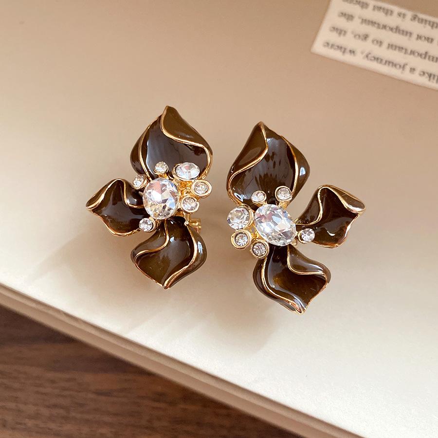 Silver needle studded with diamonds, oil-dripping flower ear clip, ear stud, mid-century vintage, retro earrings, light luxury and high-end women's jewelry