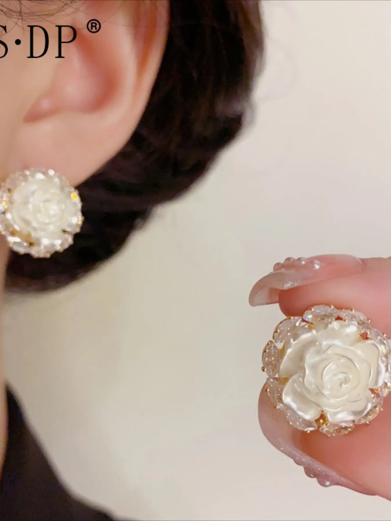 Small fresh fashion diamond camellia stud earrings Internet celebrity personality niche simple design versatile earrings ear jewelry