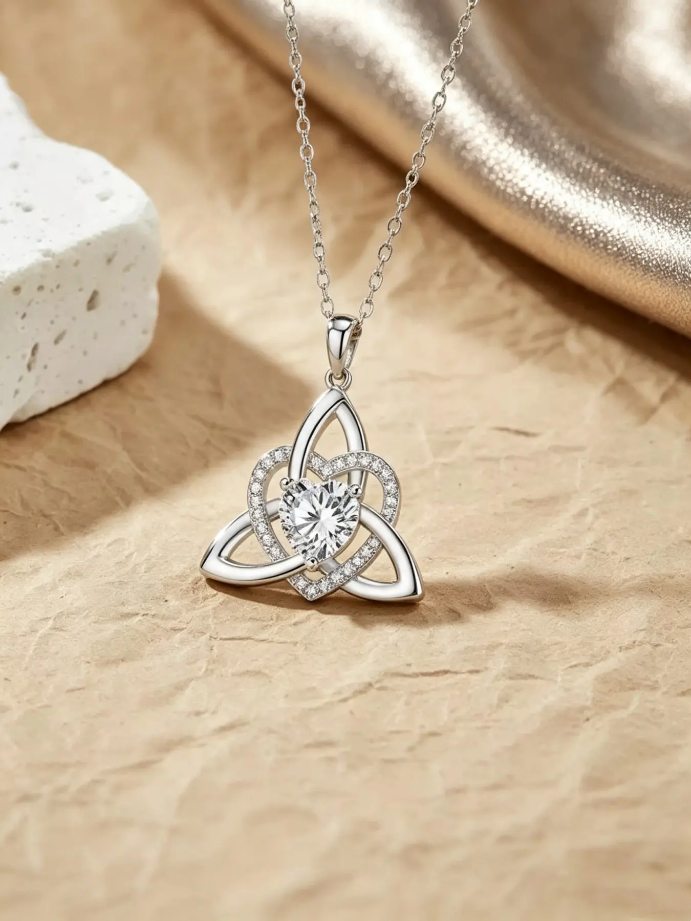 This 1-piece necklace with heart-shaped buttons, a zirconium copper necklace, features sturdy buttons, protective clasps and an eternal connection design. It is suitable for women to wear and can be worn in all occasions. It is an excellent gift choice.