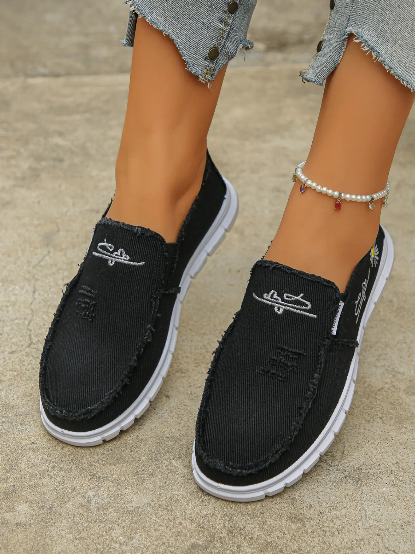 Women's New Daisy Embroidered Slip-On Loafers, Casual Flat Footwear, Comfortable Low Top Round Toe Casual Shoes, Durable Textile Material, Lightweight PVC Sole