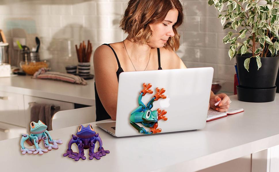 3PCS/4PCS 3D Printed Magnetic Articulated Frog Toy Night Light, Realistic Jumping Poseable Decor, Glow Animal Magnet for Metal Surfaces (3PCS Option)