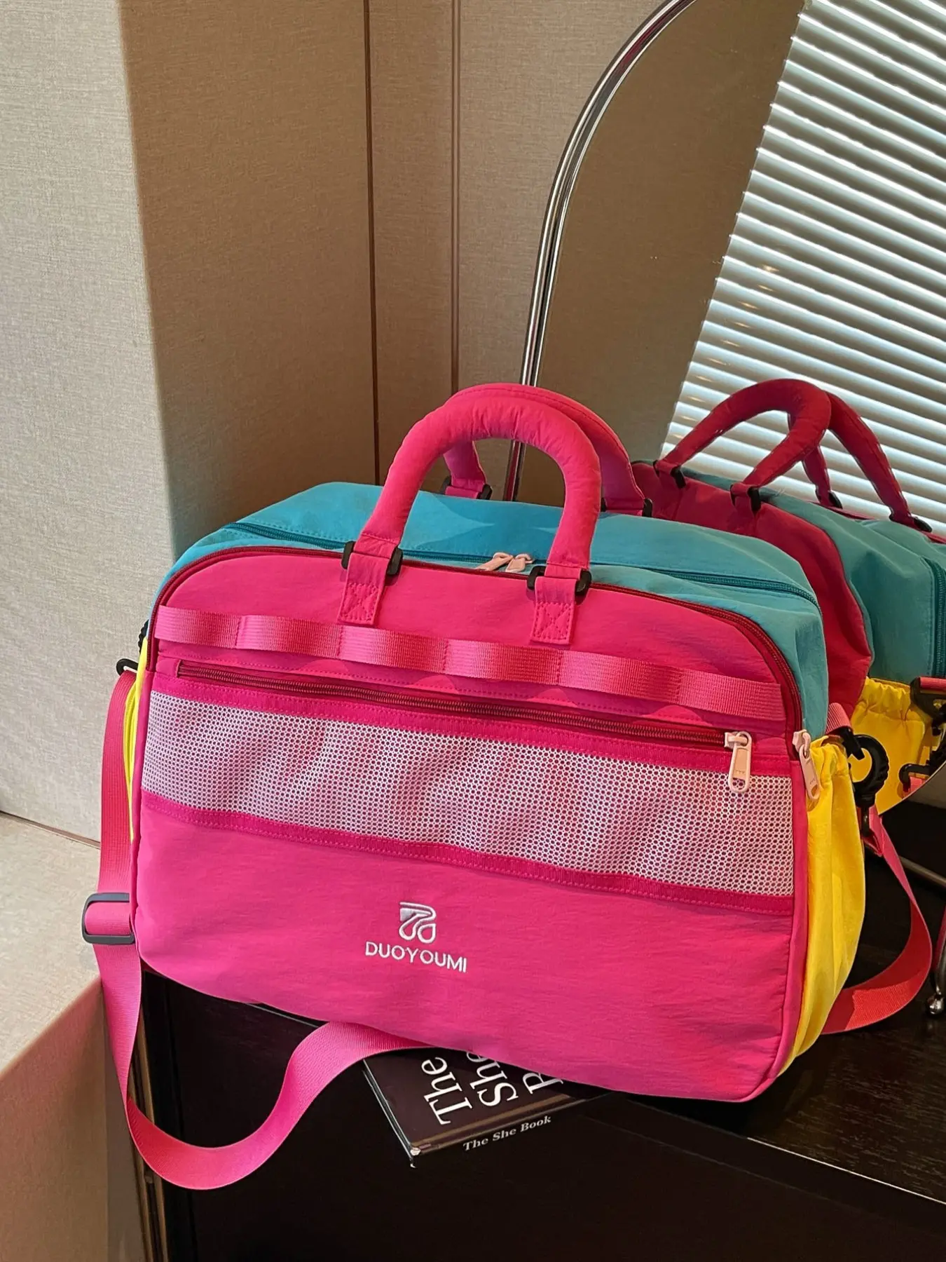 Large Capacity Travel Duffel Bag, Lightweight Waterproof Nylon, Zippered Compartment, Mesh Pocket, Detachable Shoulder Strap, Versatile Use