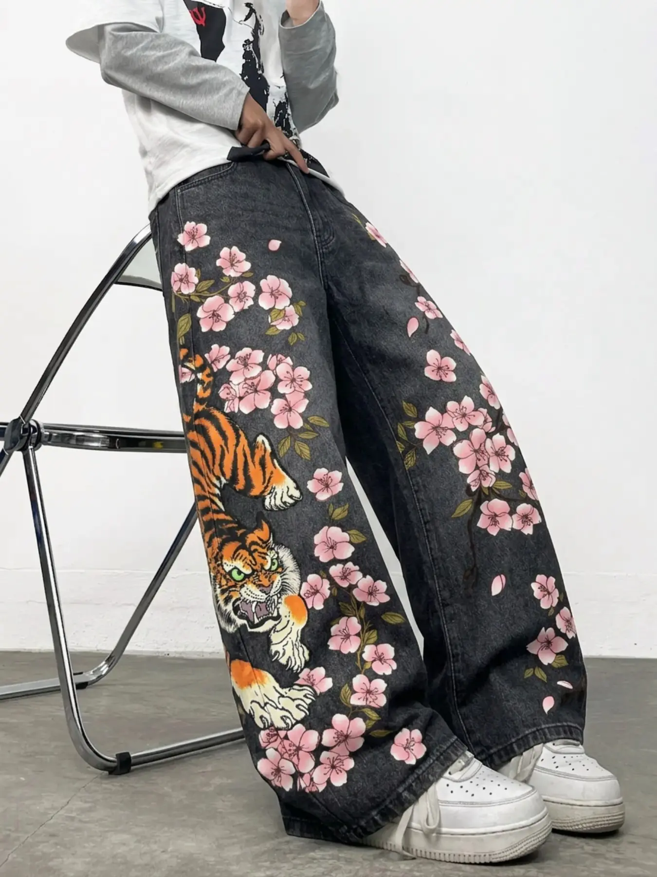 Men's Cherry Blossom Tiger Print Loose Jeans, Vintage Wash Wide Leg Denim, Street Style, All Seasons, Daily Wear