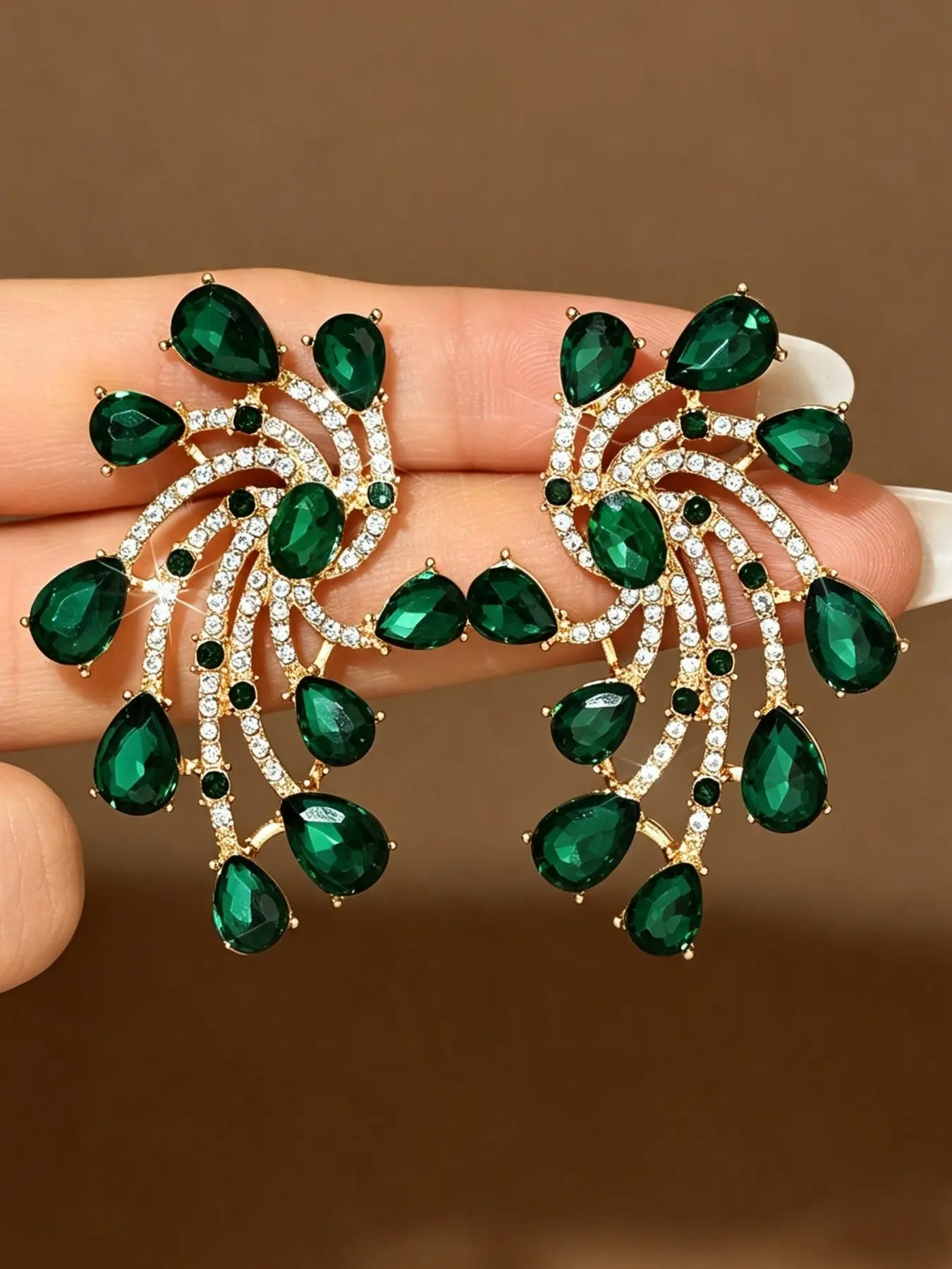 1 pair of sparkling, gorgeous and high-end green water droplet diamond earrings, elegant and versatile spiral design fashionable style exaggerated hanging earrings, suitable for women's dresses, weddings, weddings, banquets, stages, parties, jewelry