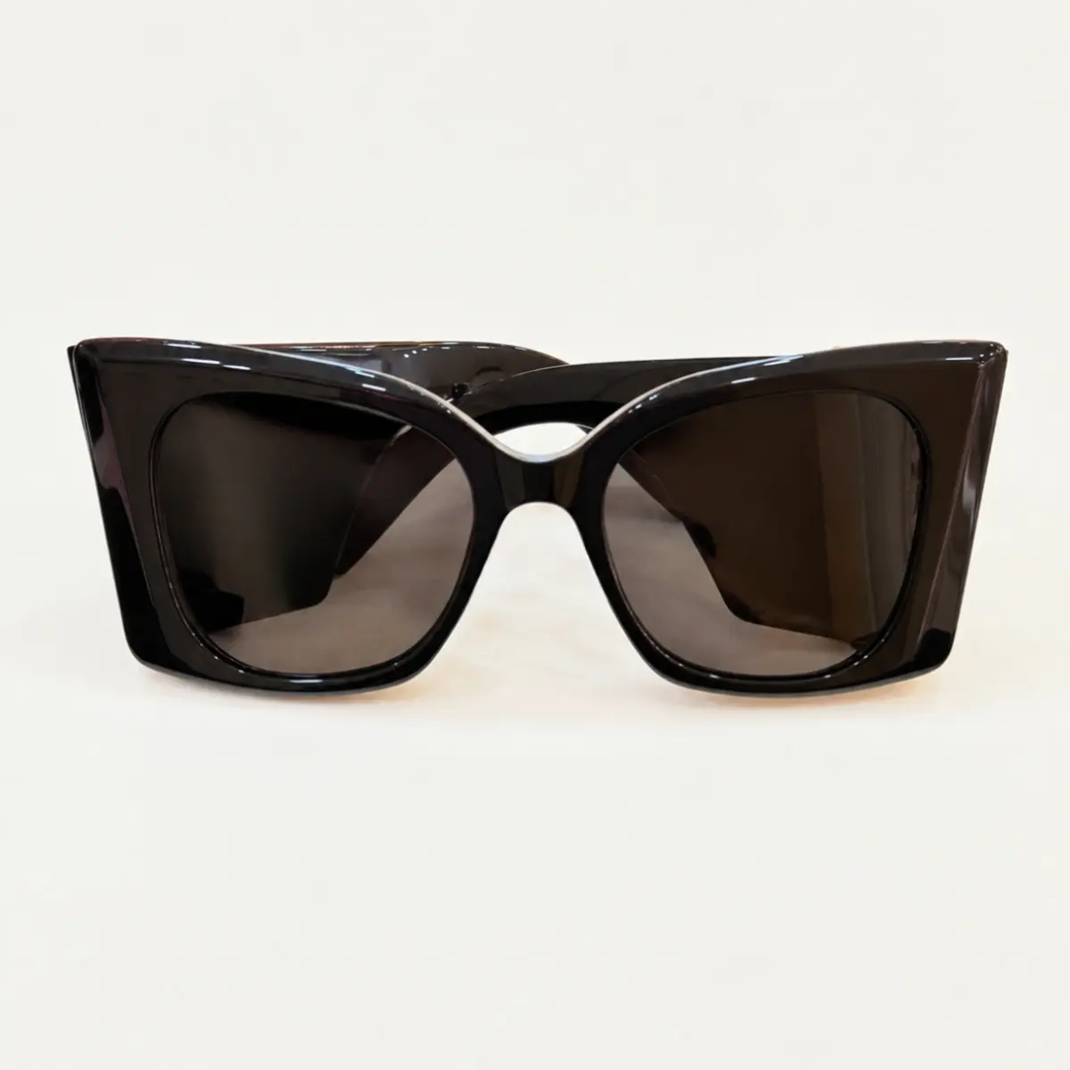 Y2K Vintage Oversized Bold Square Sunglasses For Women Sharp Geometric Frame Sleek Polished Glossy Texture Lightweight Stable Structure Daily Street Styling Versatile Casual Fashion Eyewear Accessory For Urban Outfits