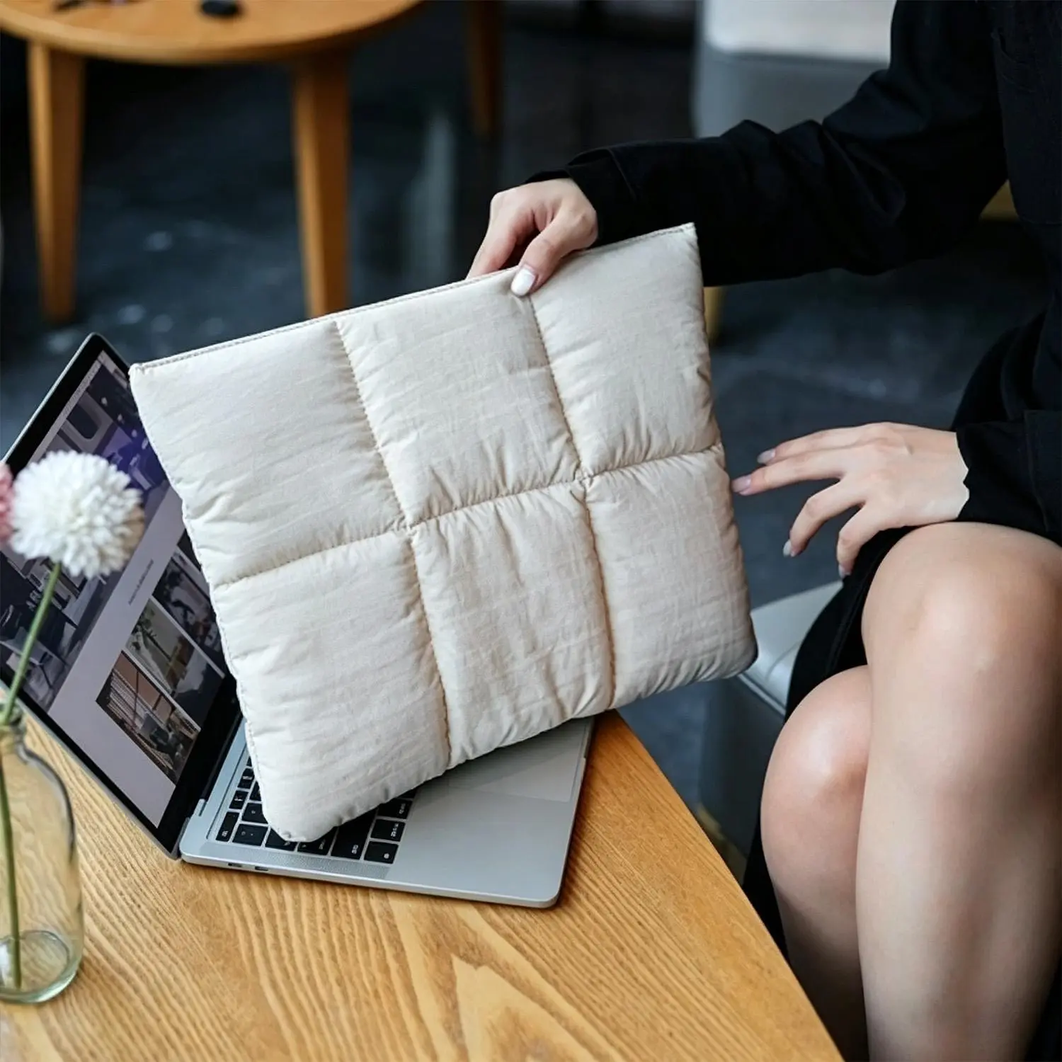 Quilted Puffy Laptop Sleeve for 13-14 Inch MacBook Air Pro, Waterproof Crinkle Nylon Case with Soft Scratch-Proof Lining and Magnetic Snap, Quilted Bag, Crinkled Nylon, Basic, Casual, Do Not Wash, Rain‑Splash Guard