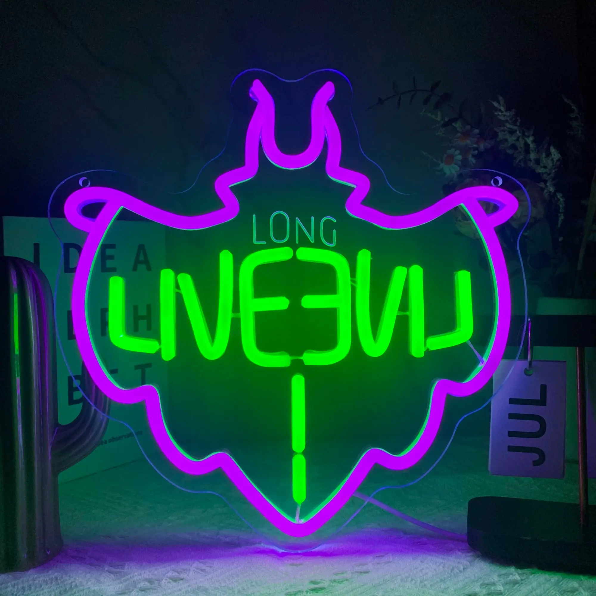 LED neon bat sign with adjustable brightness; USB-powered wall-mounted Halloween decor suitable for bedrooms, living rooms, man caves, bars, parties, and game room