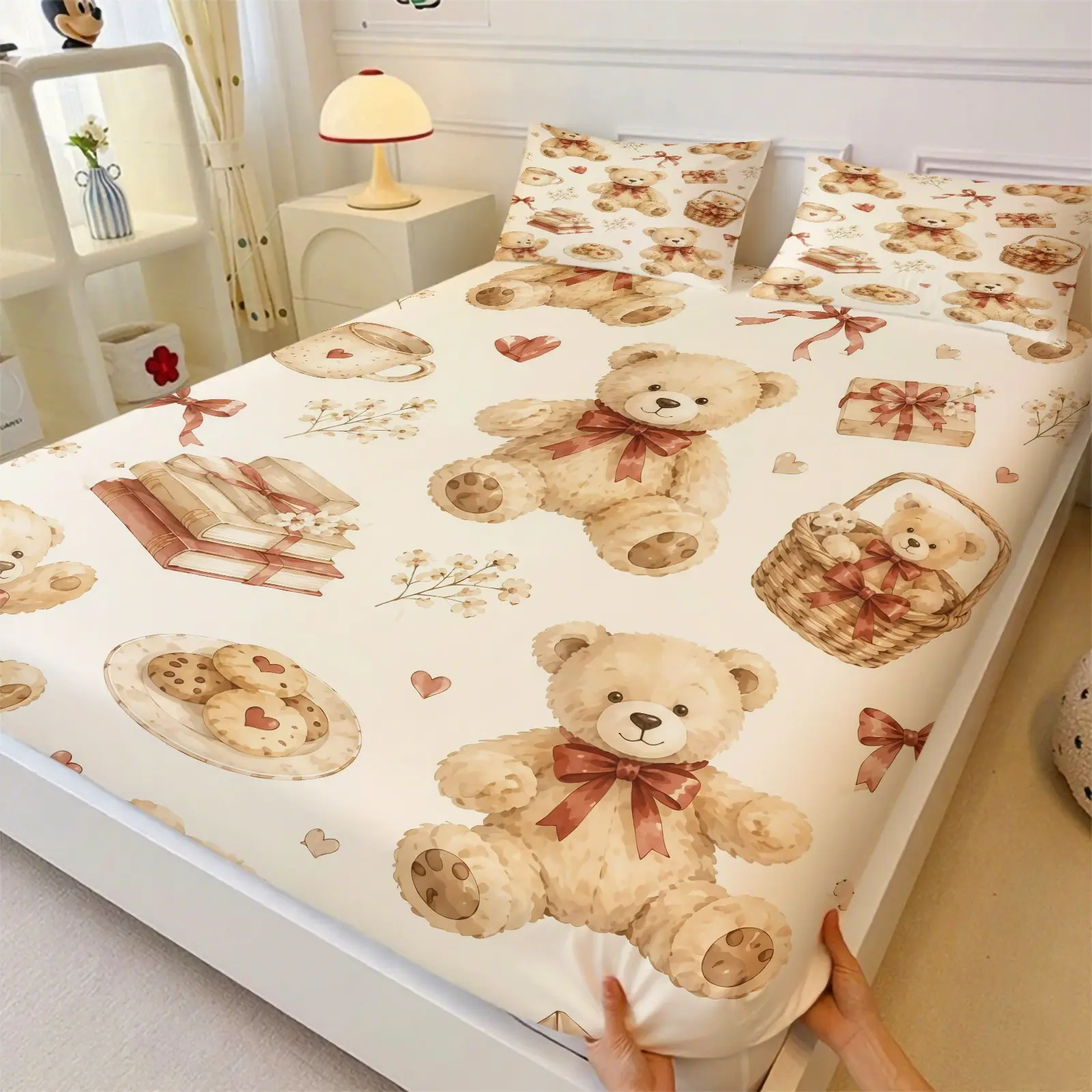 Vintage Watercolor Bow Teddy Bear Fitted Sheet Set, Cookie Book Flower‑Basket Heart Bear Print, 1 Fitted Sheet + 2 Pillowcases, Comfortable Bedding Sheets, Anti‑Slip Dustproof Bed Cover for Bedroom, Perfect Gift for Home Decoration