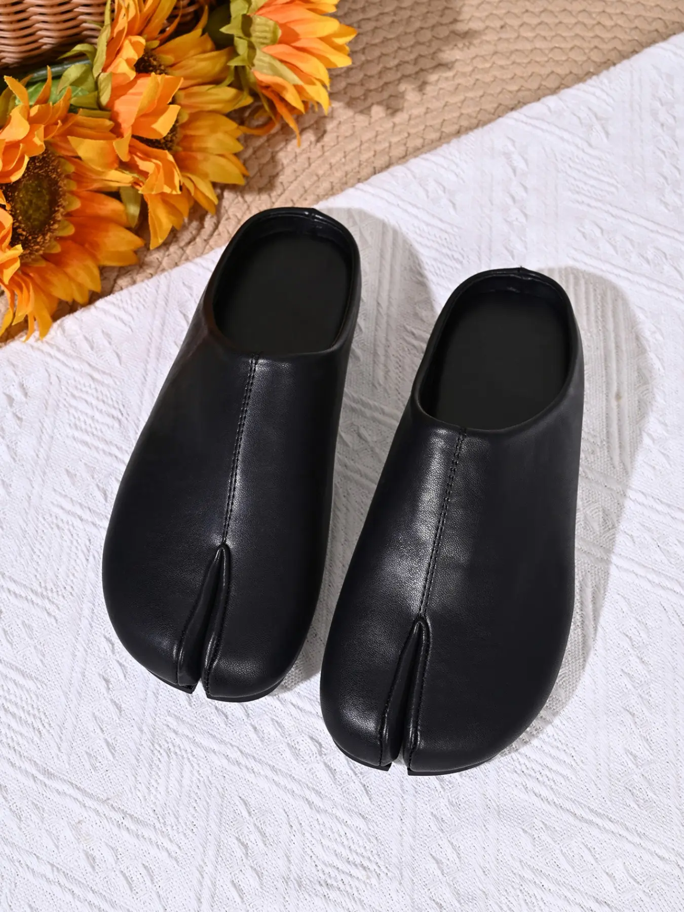 Women Closed Toe Split Tabi Toe Mule Flats, Backless Slip-On Quiet Luxury Casual Slides, 2 Colors Available