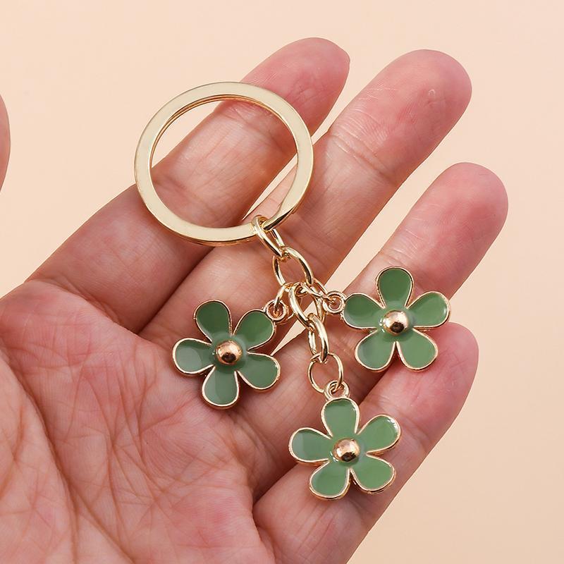 Cute Enamel Daisy Keychain Flower Keyring Pendants for Car Key Holder Women Girls Handbag Accessories Handmade Jewelry Gift