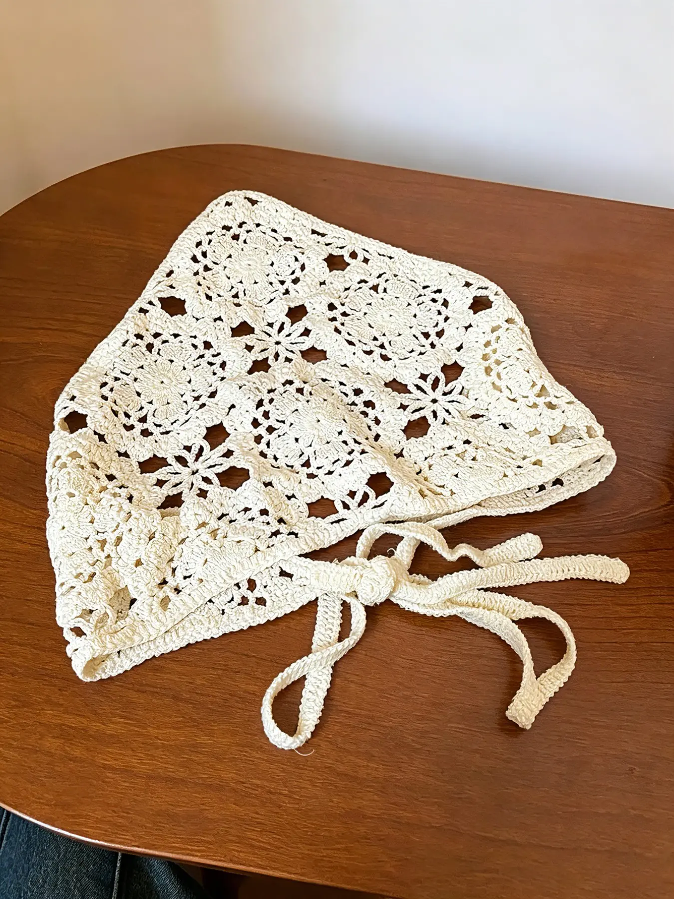 Boho Summer Sweet Tie-Back Knitted Triangle Scarf, Floral Headband Fashion Accessory, High-End Hair Ornament for Vacation Use