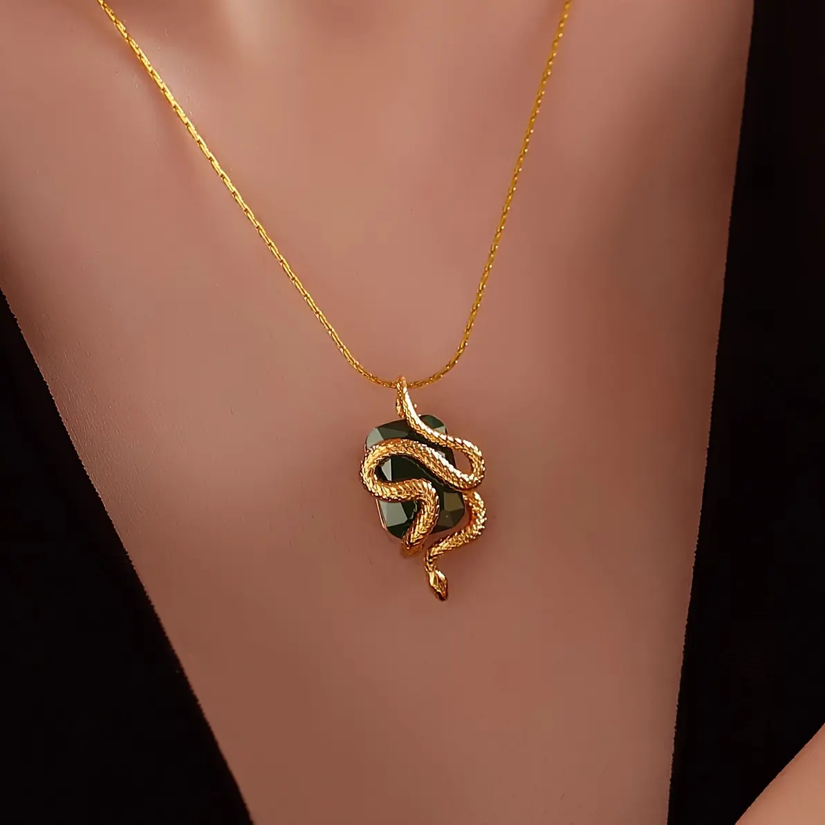 Snake-shaped green stone stainless steel necklace, women's fashion necklace, Valentine's Day gift