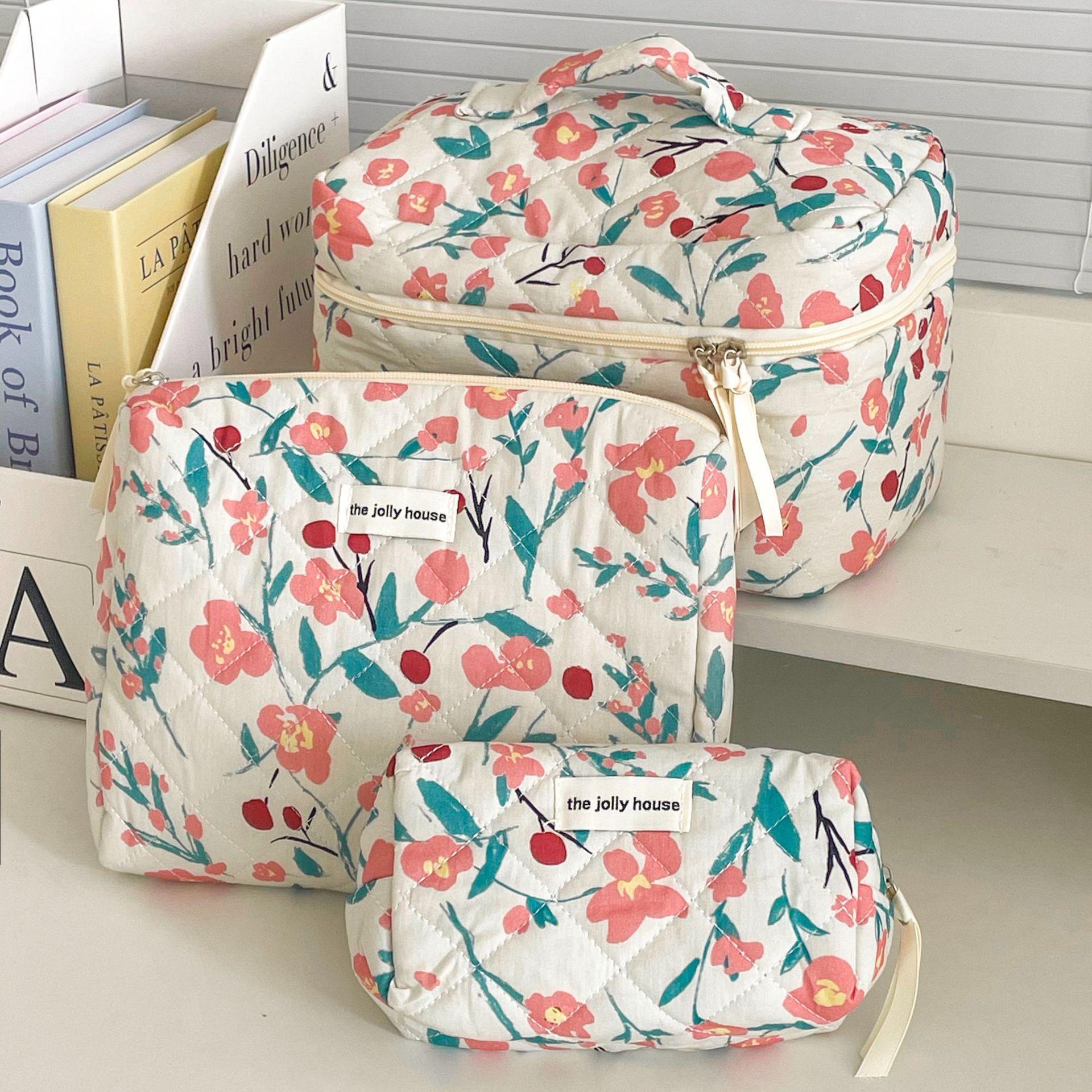 3/1 Pcs Quilted Travel Makeup Bag, Large Capacity Fluffy Cosmetic Bag, Washable Floral Pattern, Portable, Ideal for Women/girls Travel Gifts