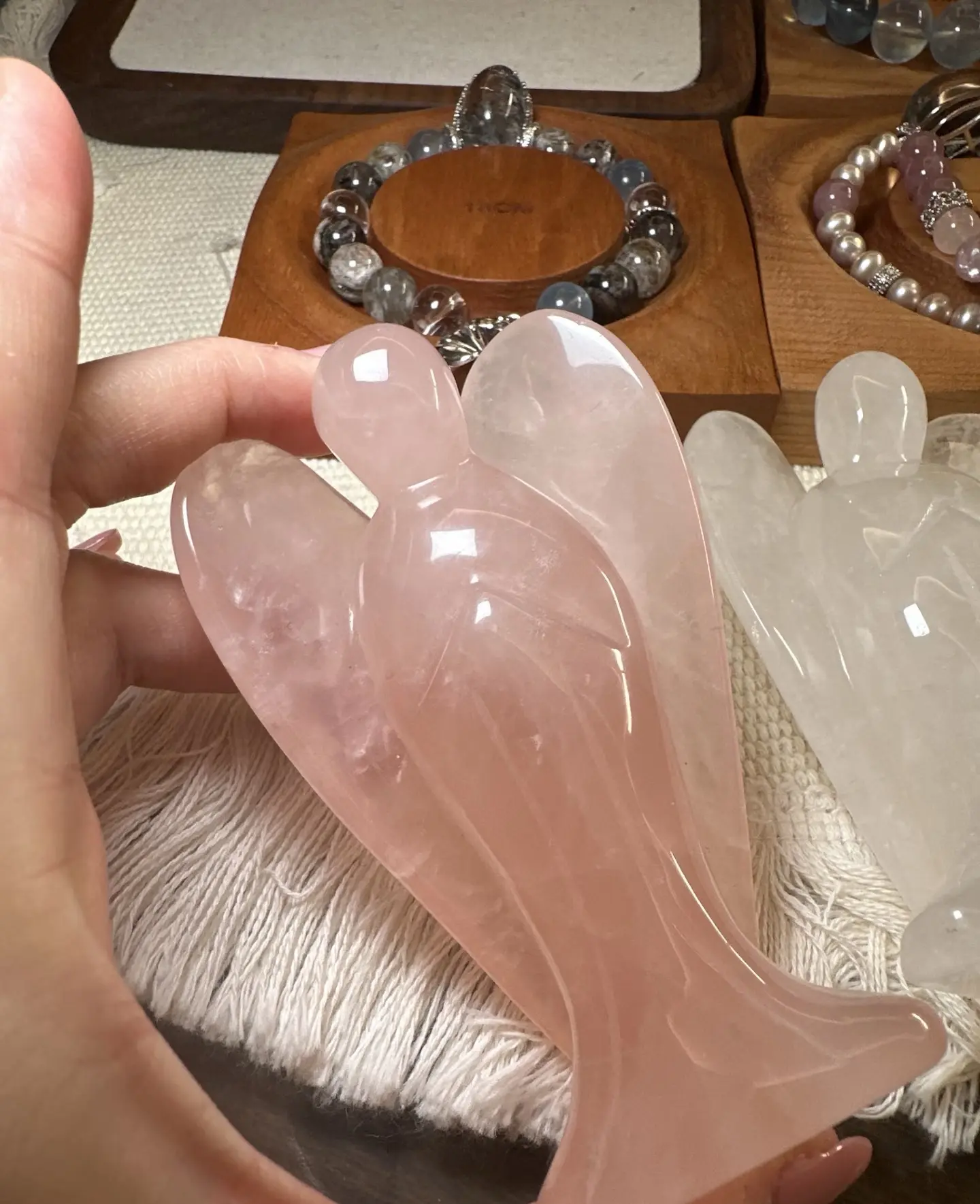 1 Elegant Rose Quartz Guardian Angel Statue - Handcrafted, intricate details, suitable for home and office desk decor, fashionable stone ornament, multifunctional room decoration, office desk decor|Heart-shaped decoration|Polished surface