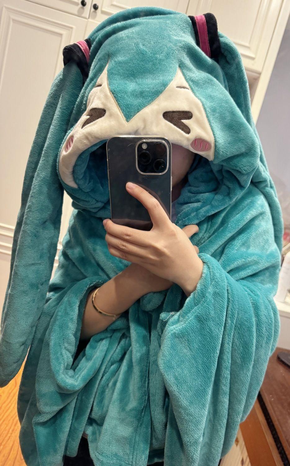 Hatsune Miku anime peripheral two-dimensional air-conditioning blanket creative cartoon cute plush hooded cloak holiday gift