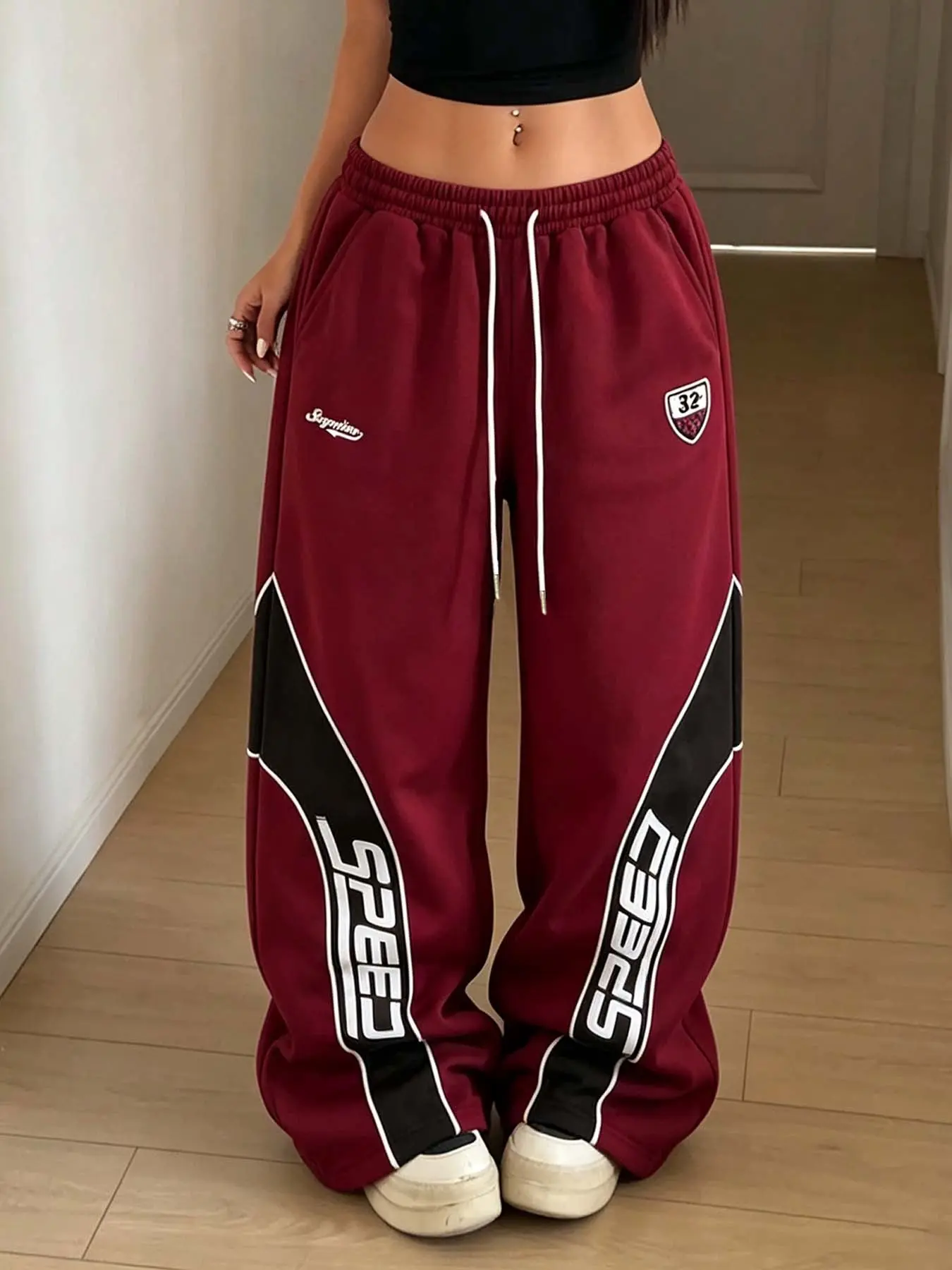Wine red color-block wide-leg sweatpants, Y2K hip-hop style casual pants, soft and stretchy waistband, casual streetwear long pants. Loose fit suitable for street photography, skateboarding, campus outings, and unisex wear.