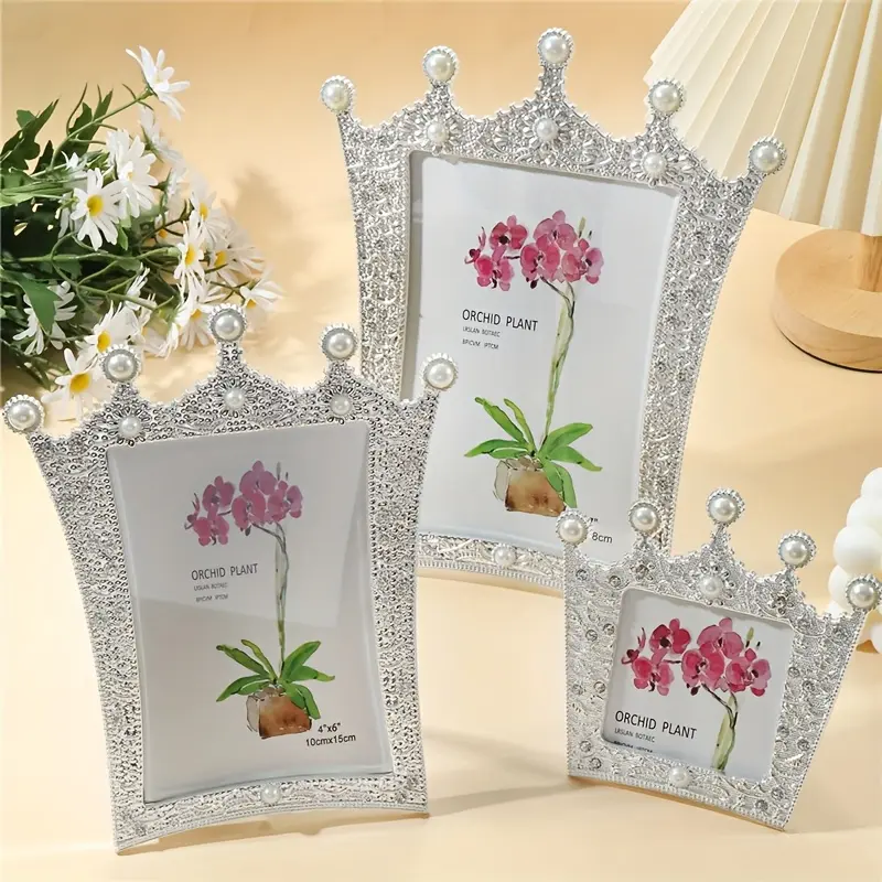 A Crown-Shaped Frame Inlaid with Pearls And Rhinestones, Suitable for Holding 3-Inch, 6-Inch, And 7-Inch Photos, Perfect for Decorating Room Tables, Christmas, And Halloween