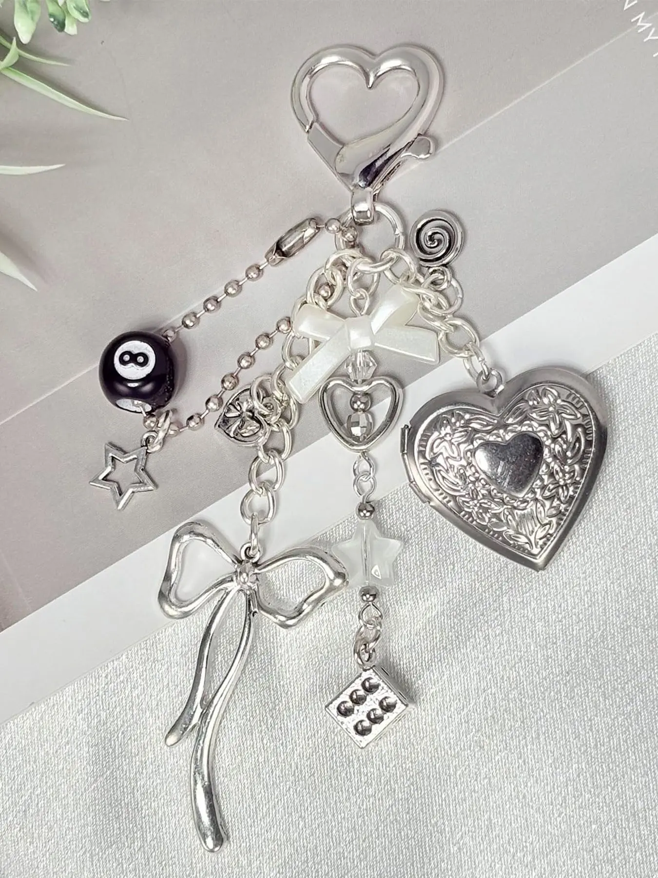 Cute Heart Locket Keychain,Fashionable Alloy Keychain,Y2k Bag Charms,Kawaii Photo Key Chain,Bow 8 Ball Star Dice Aesthetic Accessories for Women,Cute Keychains,Heart Design Keychain