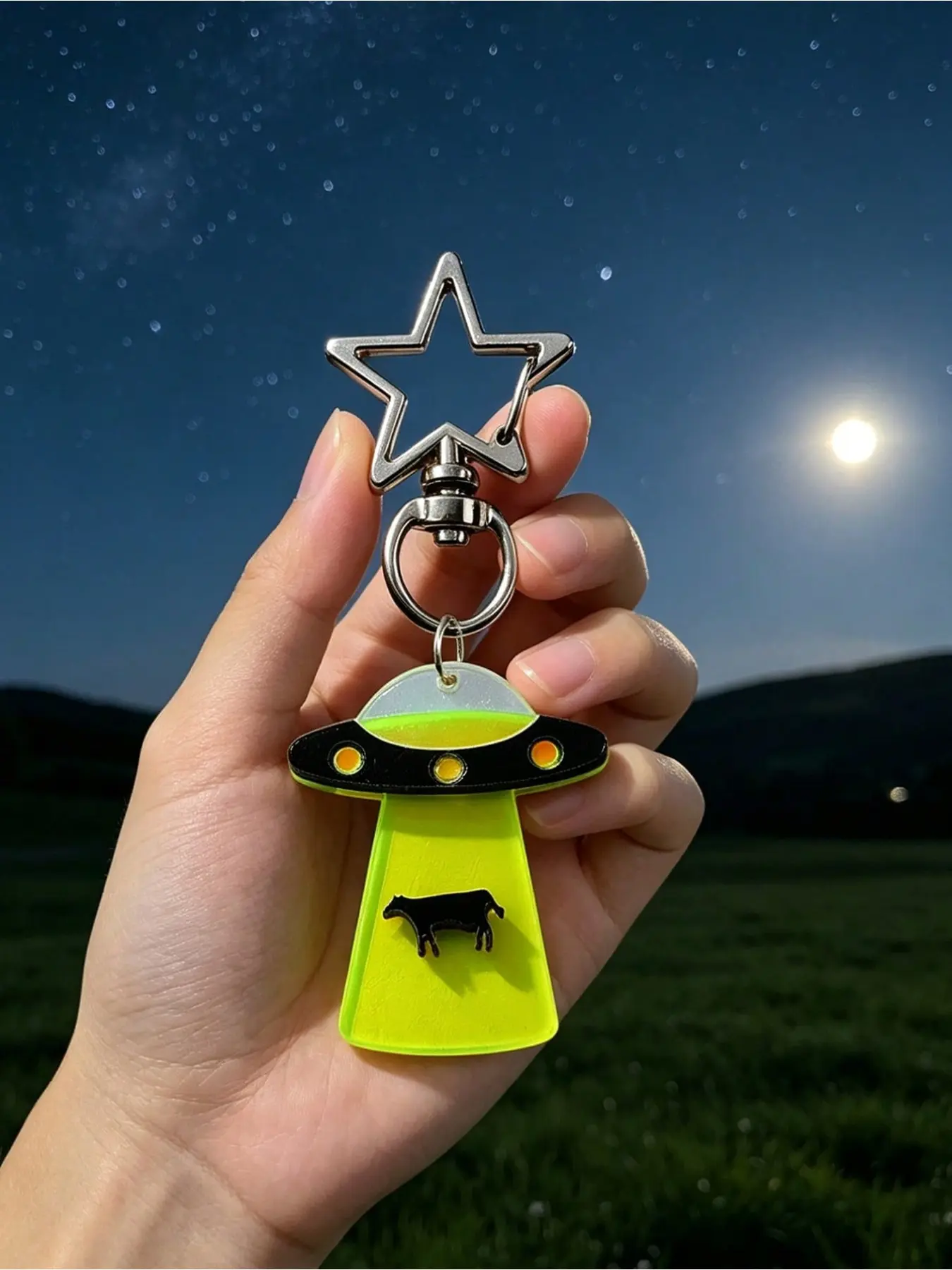 Cute Alien Ufo Keychain, Fun Creative Accessory, Perfect for Teens, Gamers, Ufo Lovers, Decorate Bags or Earphone Cases