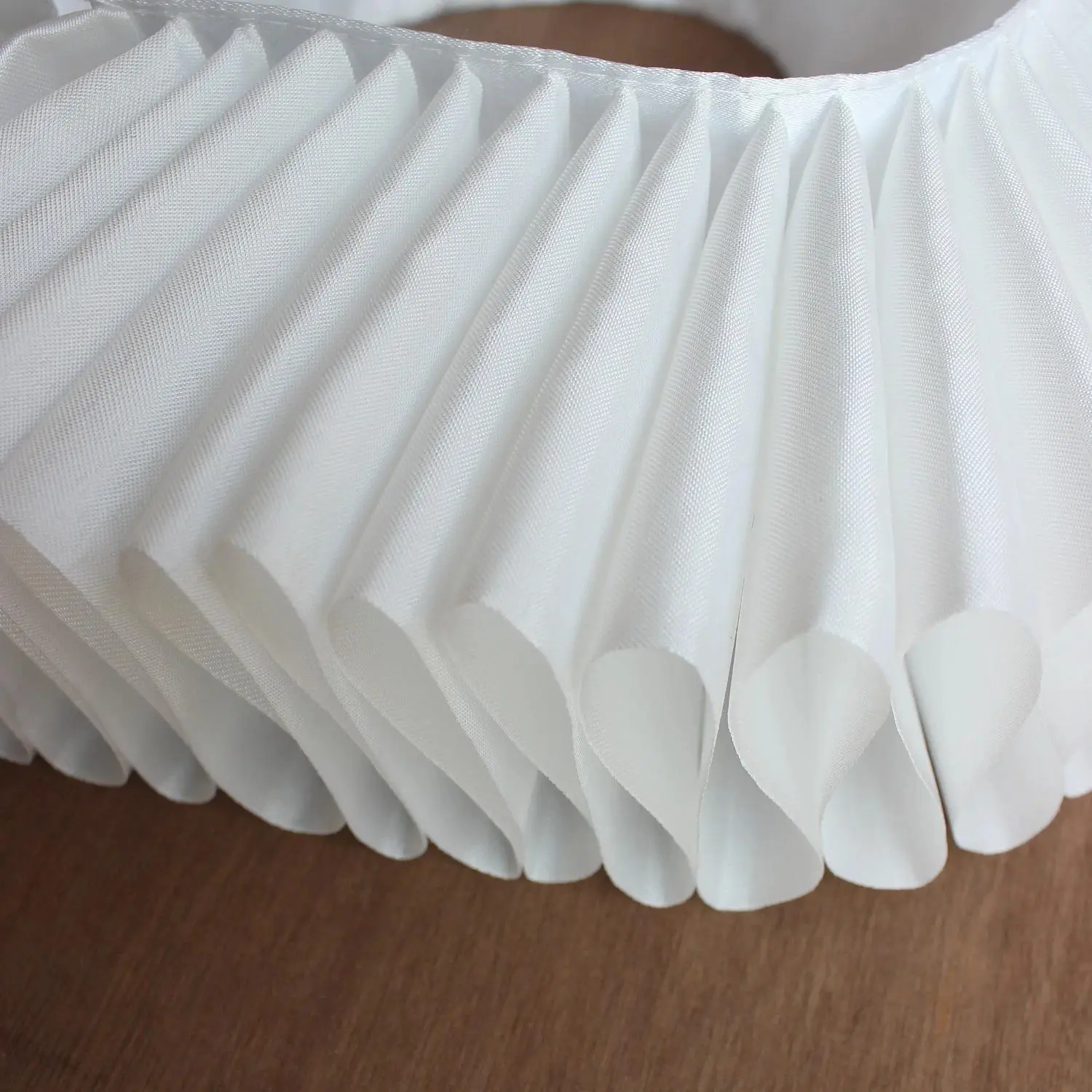 1 piece Renaissance ruffled ladies' false collar. It is classical, beautiful and of good quality, suitable for spring, autumn an