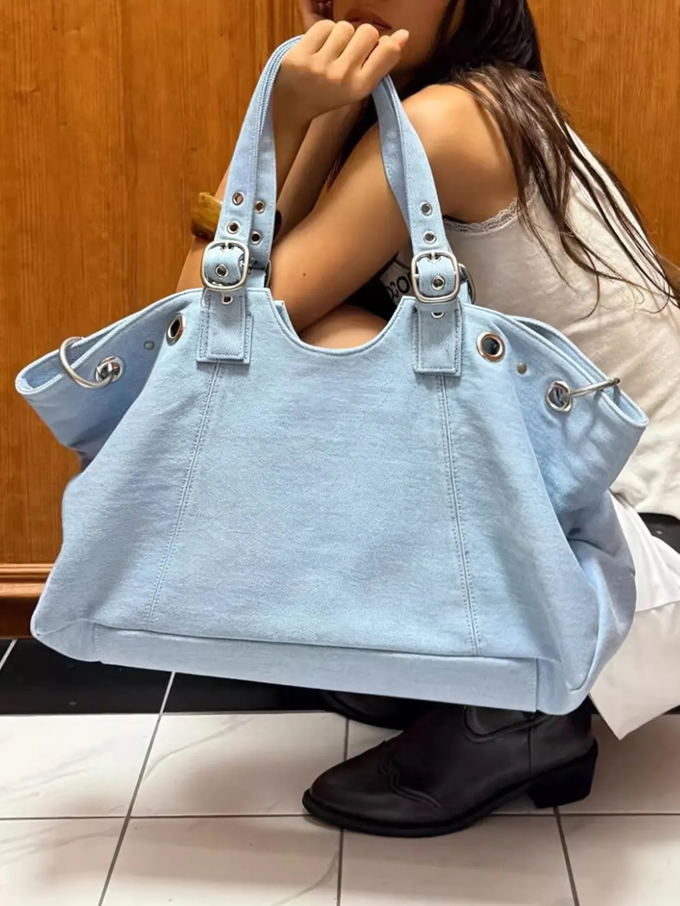 Outdoor street style fashionable solid color fresh artistic style versatile tote bag, large capacity casual simple style practical texture shoulder bag, suitable for daily commuting, friend gatherings, dates