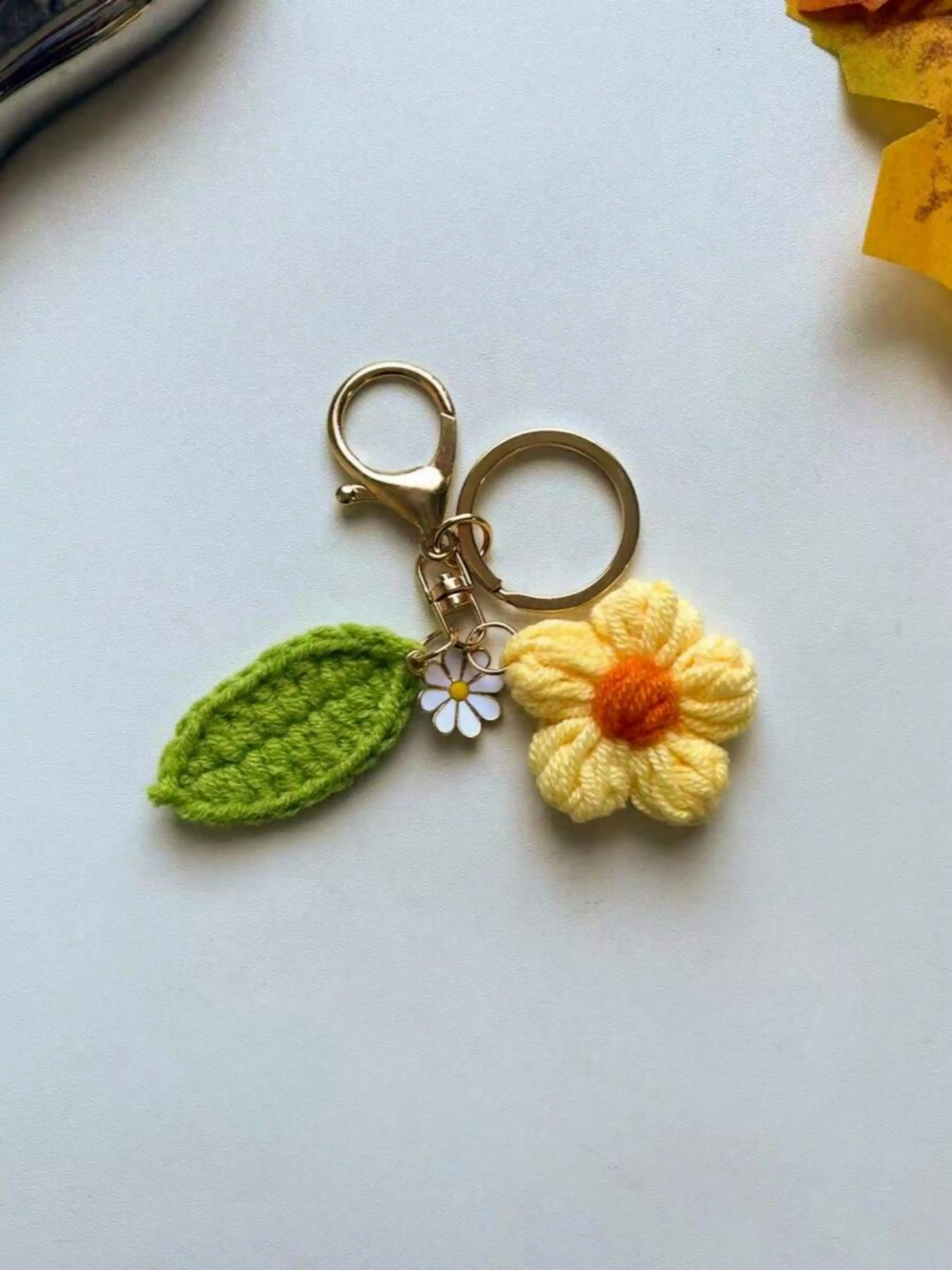 Handmade Crochet Flower Keychain, Mini Knit Daisy Pendant with Green Leaves, Gold-Plated Lobster Clasp Keyring Charm, Multi-Color Options, Fits Backpacks, Canvas Bags, Car Keys, Casual Cozy Farmhouse Style Accessory, Ideal Daily Gift for Any Occasion