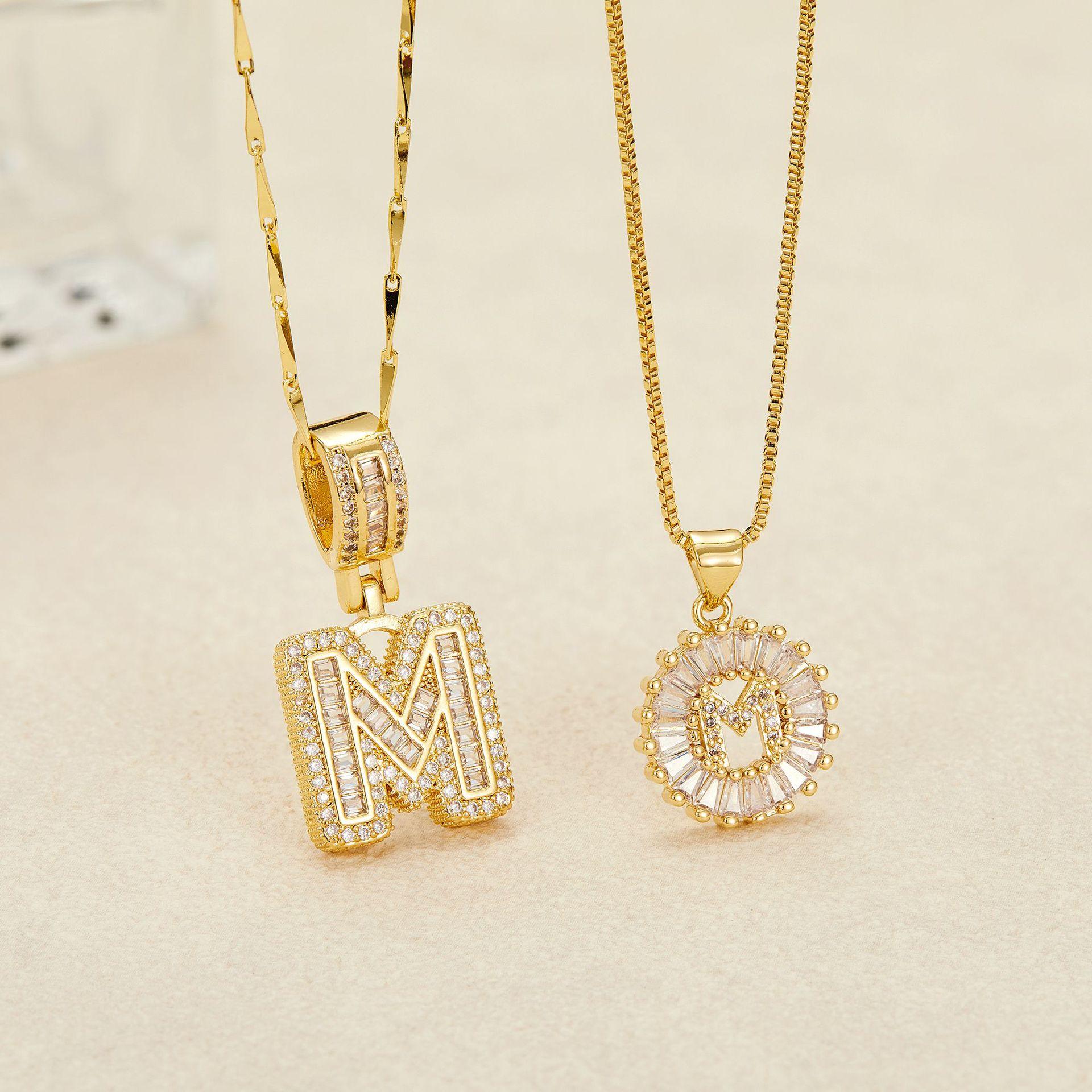 Crystal letter pendant necklace, inlaid with zirconia and plated with real gold, round 26 English letter collarbone chain ZM2Z.The classic letter necklace is timeless and suitable as a birthday gift for friends or couples