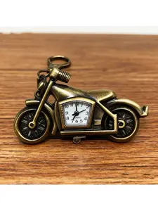 Vintage Style Car Shaped Pocket Watch Keychain for Men Quartz Mechanical Inspired Gift Unique Retro Timepiece Accessory Fashionable Gadget for Car Enthusiasts and Collectors