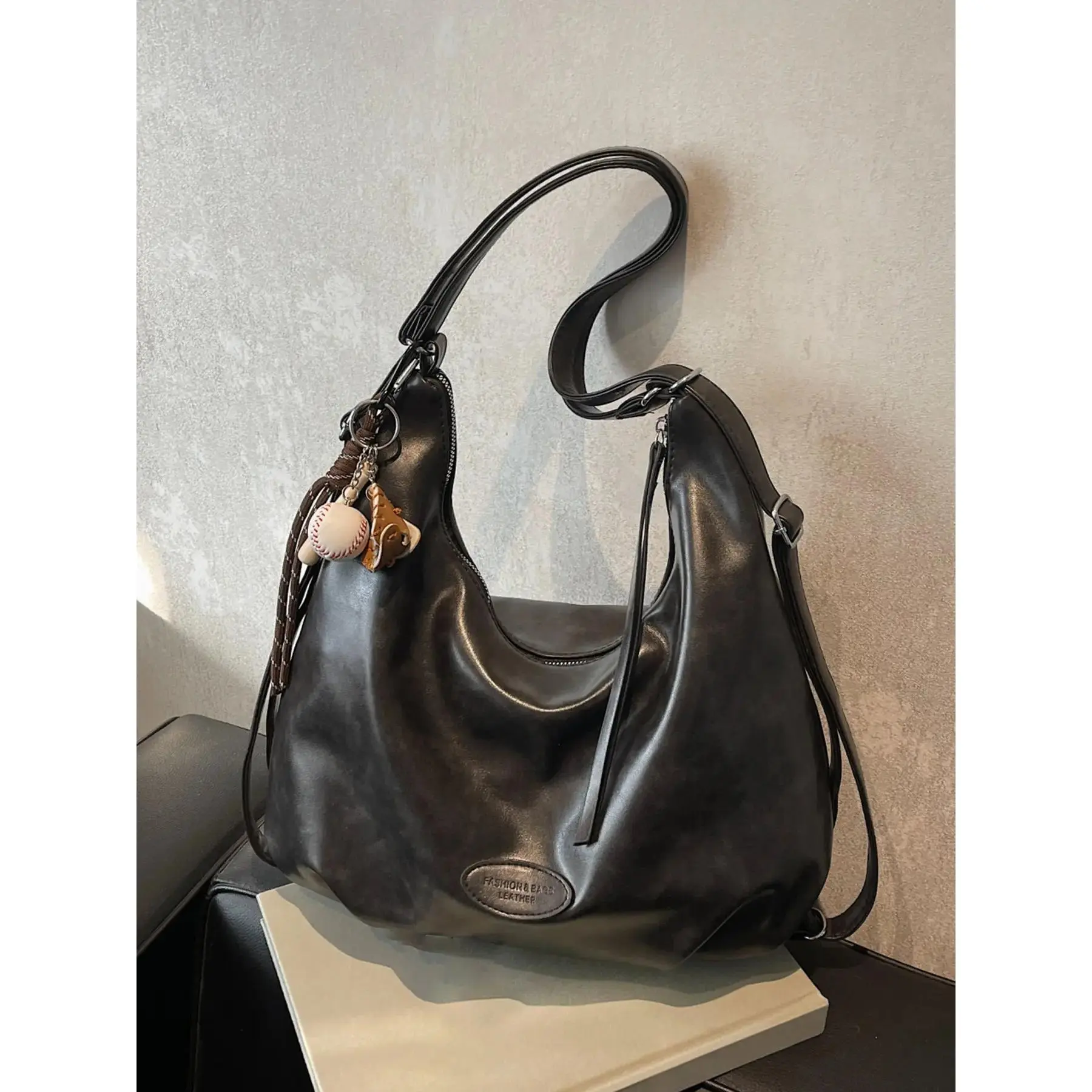 Casual retro college style backpack, Elegant commuter bag, niche fashion multifunctional tote bag, large capacity shoulder messenger bag with two carrying methods, suitable for students and office workers commuting, Casual messenger bags,，